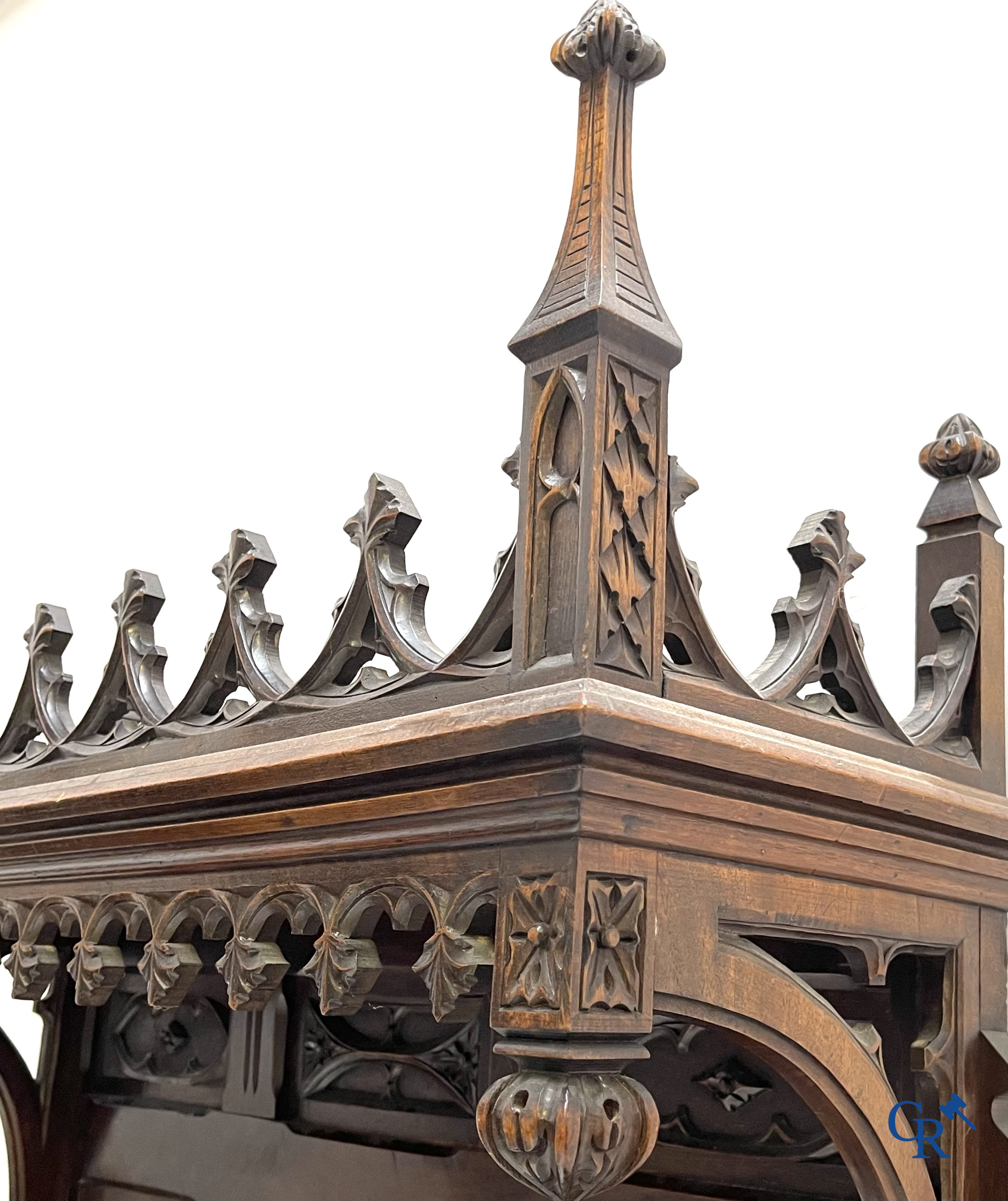 Een neogotische hallbank met koffer in notelaar. Gemerkt "Au Gros Chêne" à Paris.