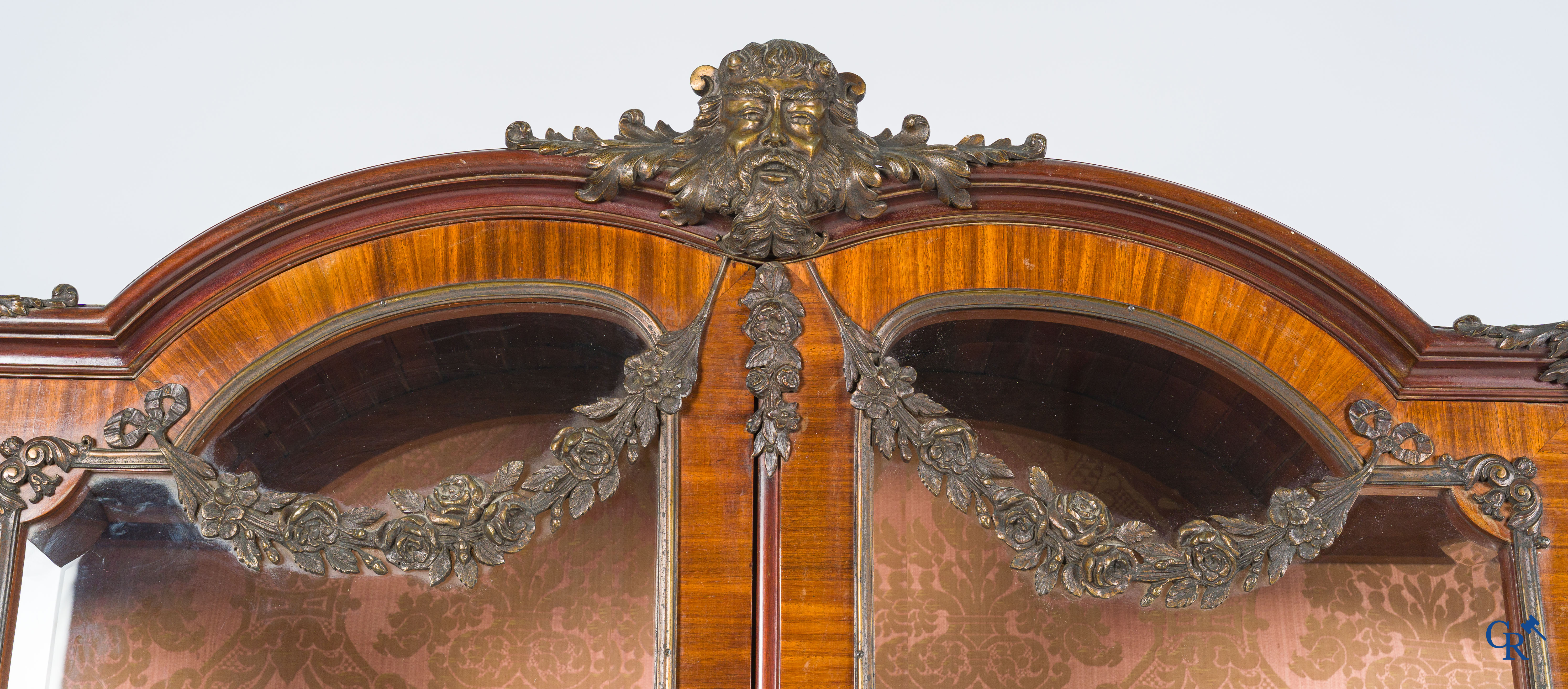 Uitzonderlijke zilver vitrine in mahoniehout fineer en bronsbeslag. Napoleon III stijl. Circa 1900.