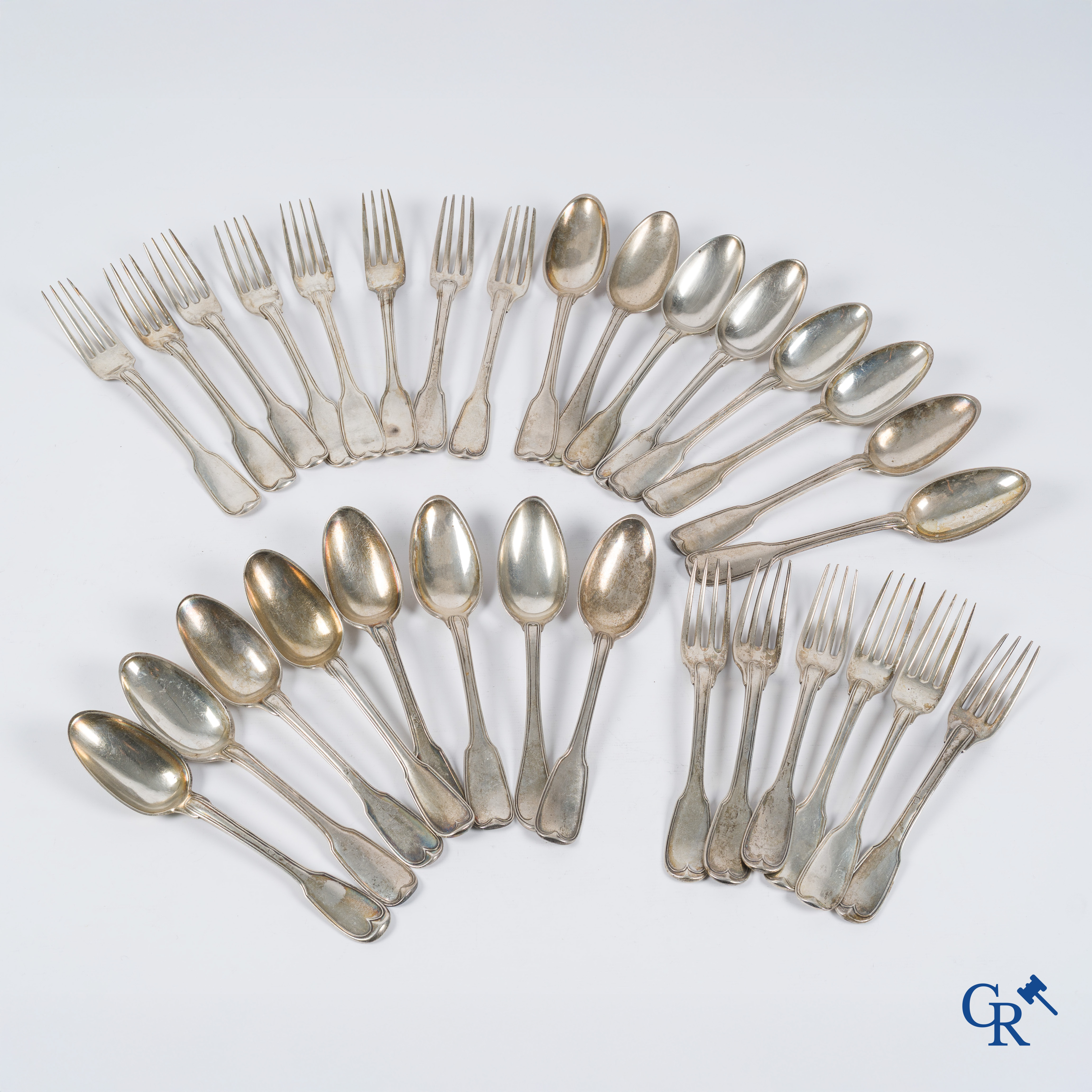 Zilver. Zeer interessant lot bestaande uit 14 vorken en 16 lepels in zilver. Frankrijk 18e eeuw. Verschillende regio's.