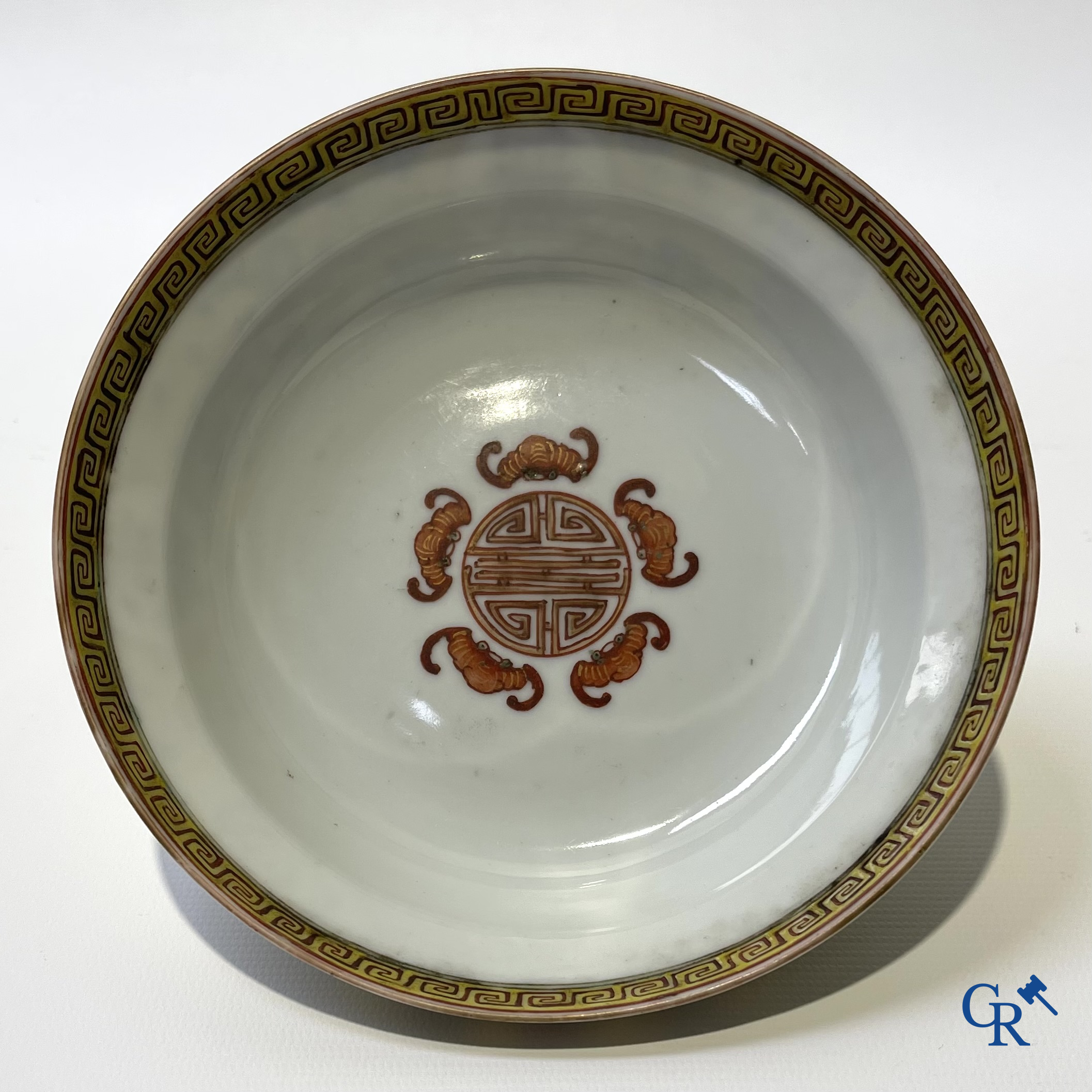 Aziatica. China. Een kavel met Canton porselein, een theepot en famille rose porselein met gele ondergrond.