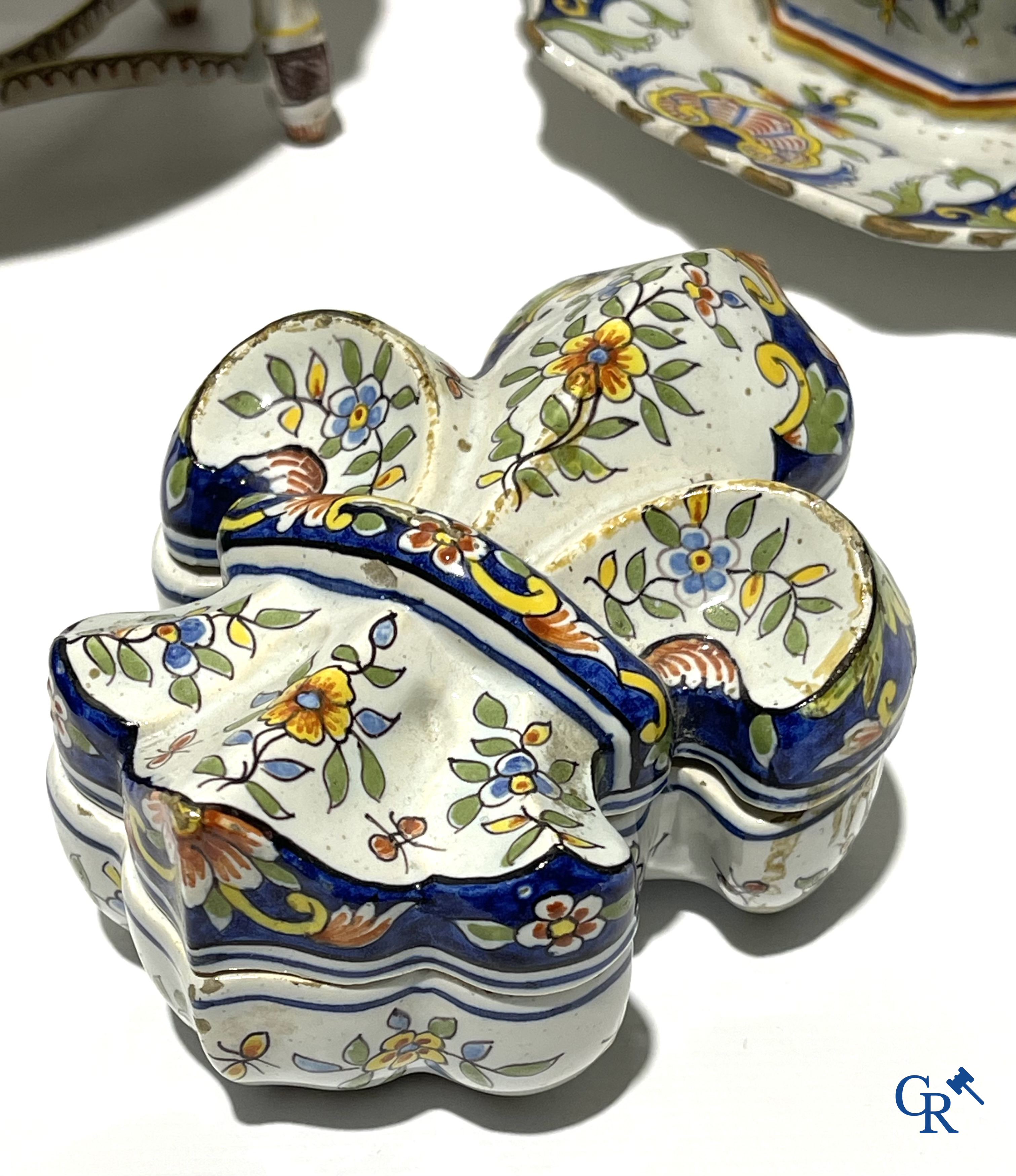 Faience van Rouen, Devres. Interessant en groot lot met diverse polychrome vormstukken. 19e eeuw.