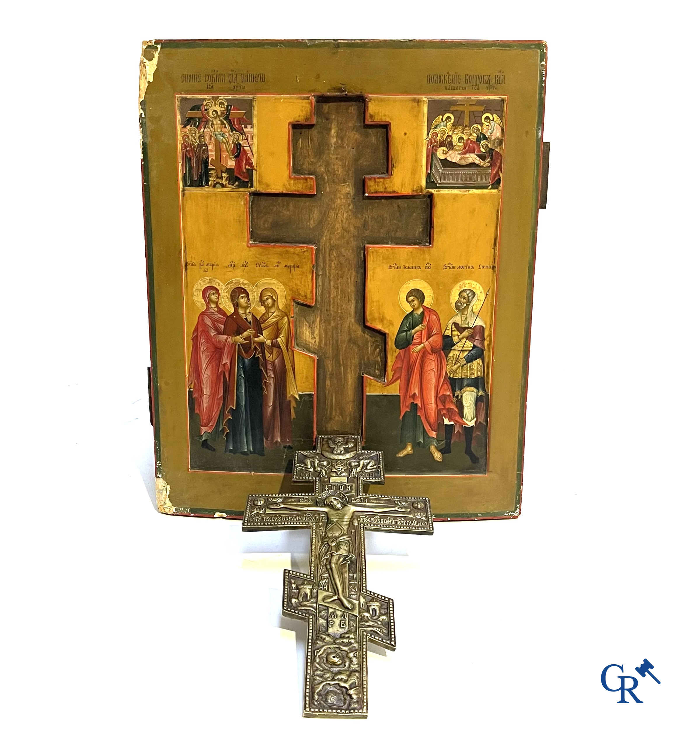 Icoon. Grote Russische Orthodoxe icoon met een ingelegd bronzen kruisbeeld. 19e eeuw.