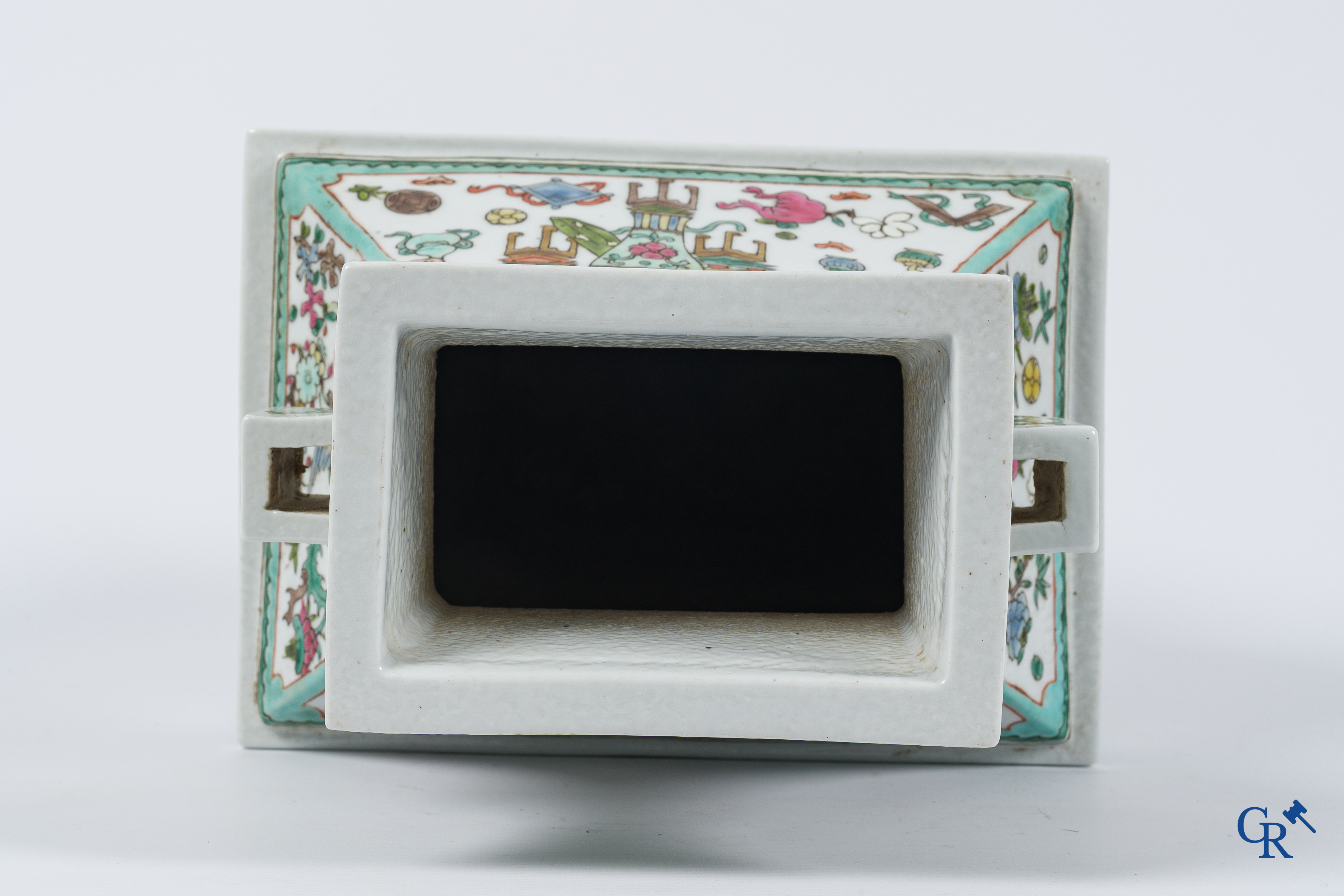 Aziatica. Chinees porselein. Grote rechthoekige Famille Rose vaas. Kangxi merk. 19e eeuw.