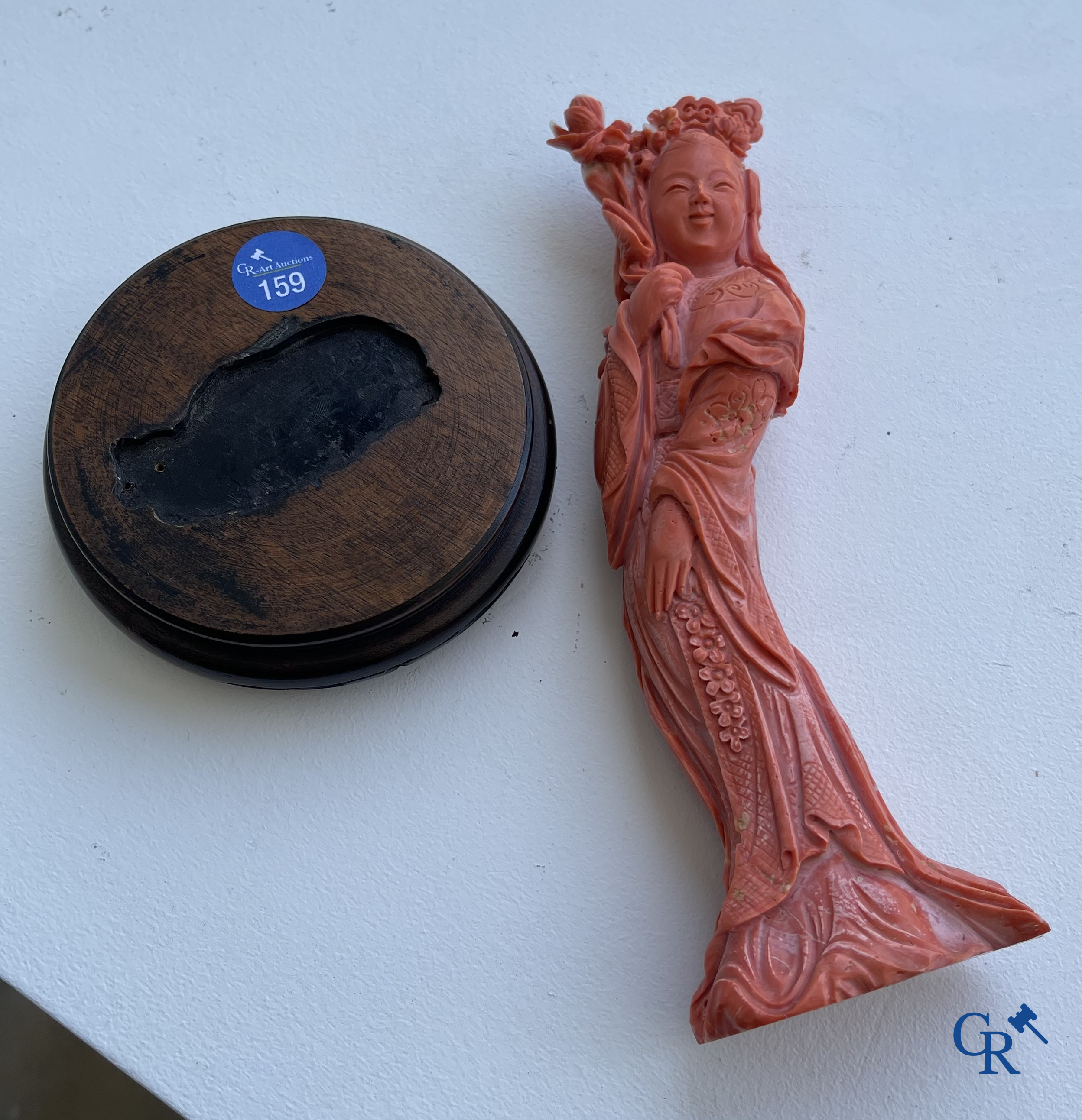 Aziatica, China. Een rode koraal figuur van een Chinese dame op houten sokkel.