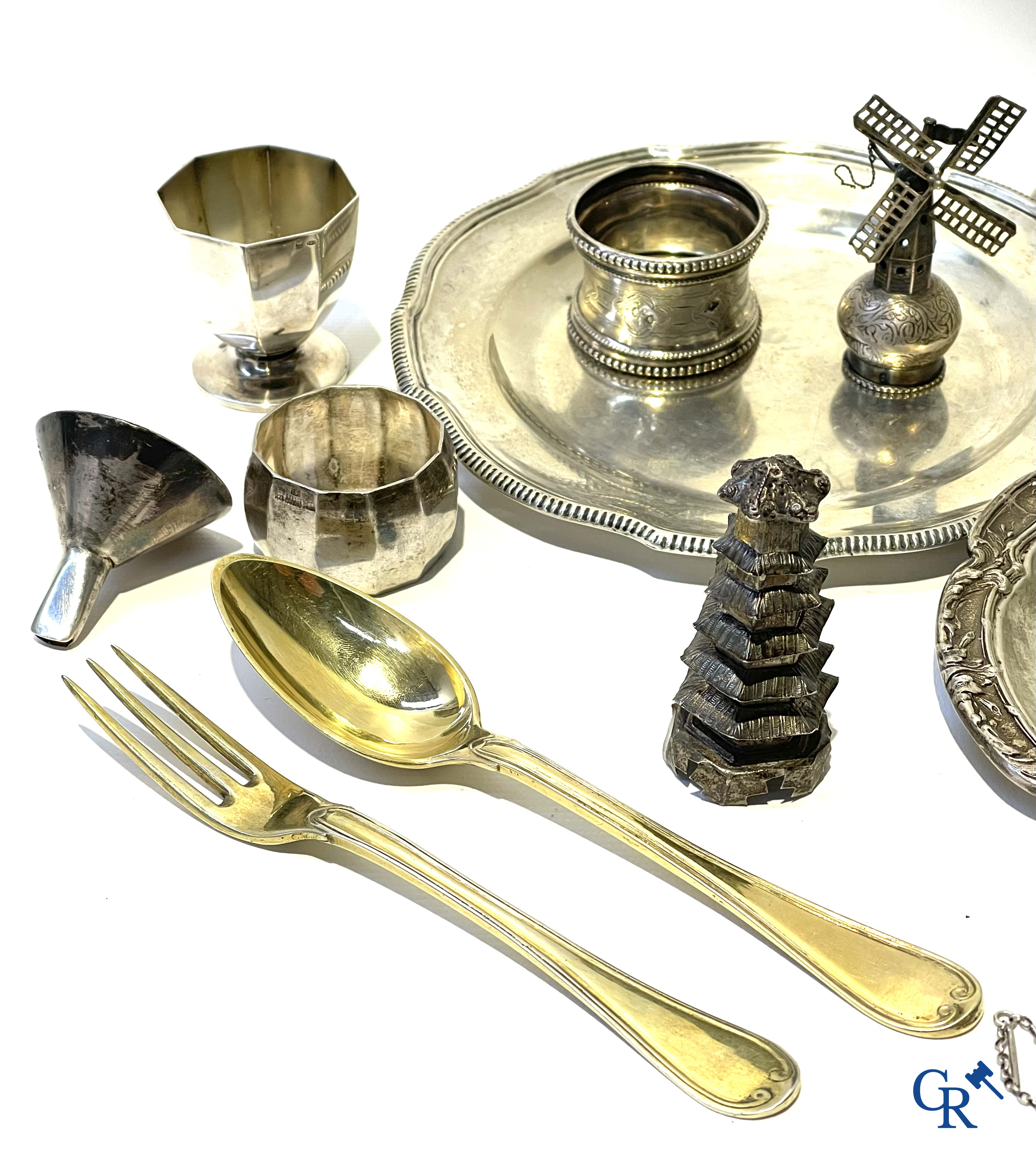 Lot met diverse vitrineobjecten in zilver en andere. Diverse keurmerken waaronder Delheid, Victor Boivin enz. 19e eeuw.