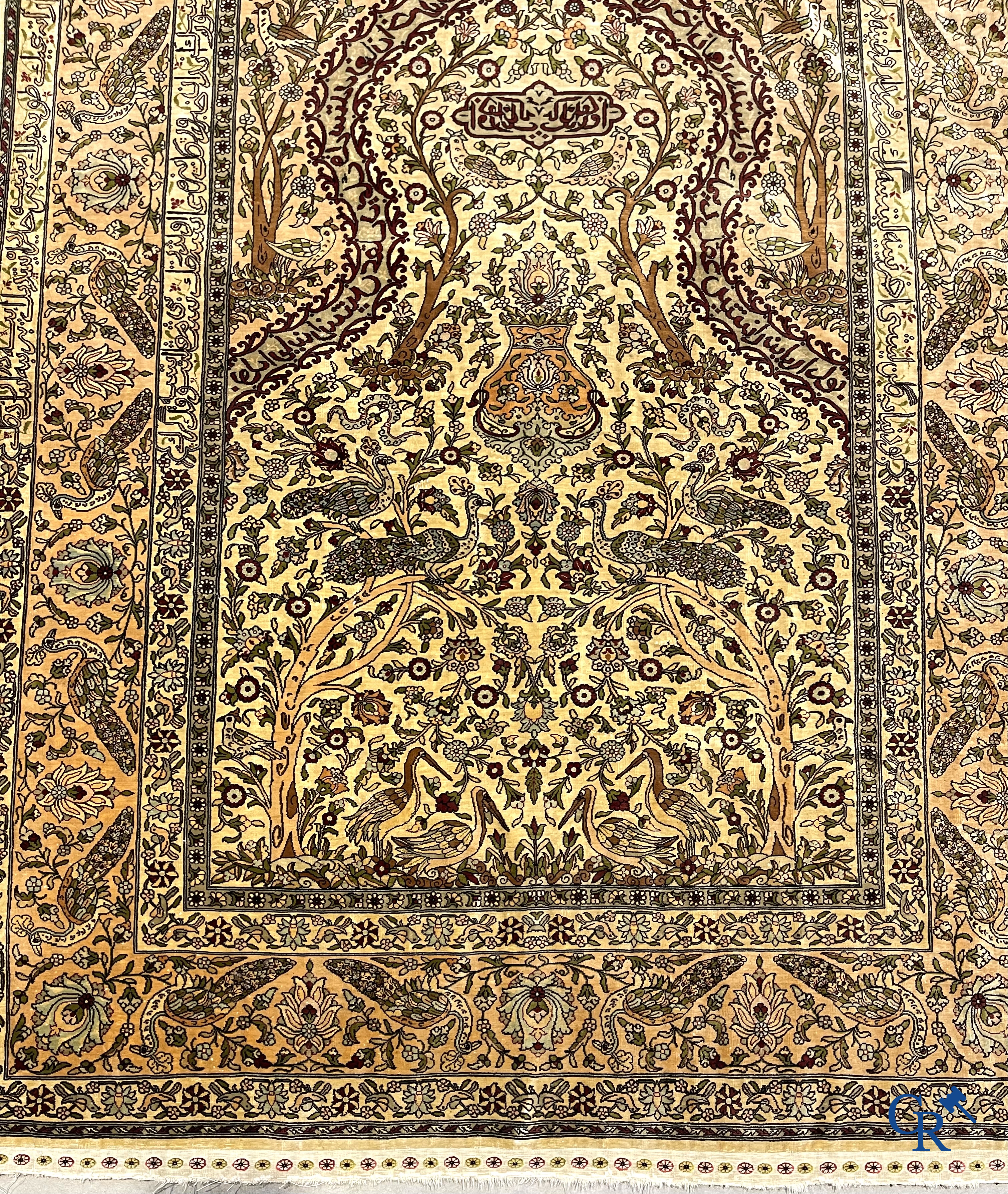Oosterse tapijten. Hereke. Een fijn handgeknoopt zijden tapijt met vogels in het woud. Inscripties en gesigneerd.