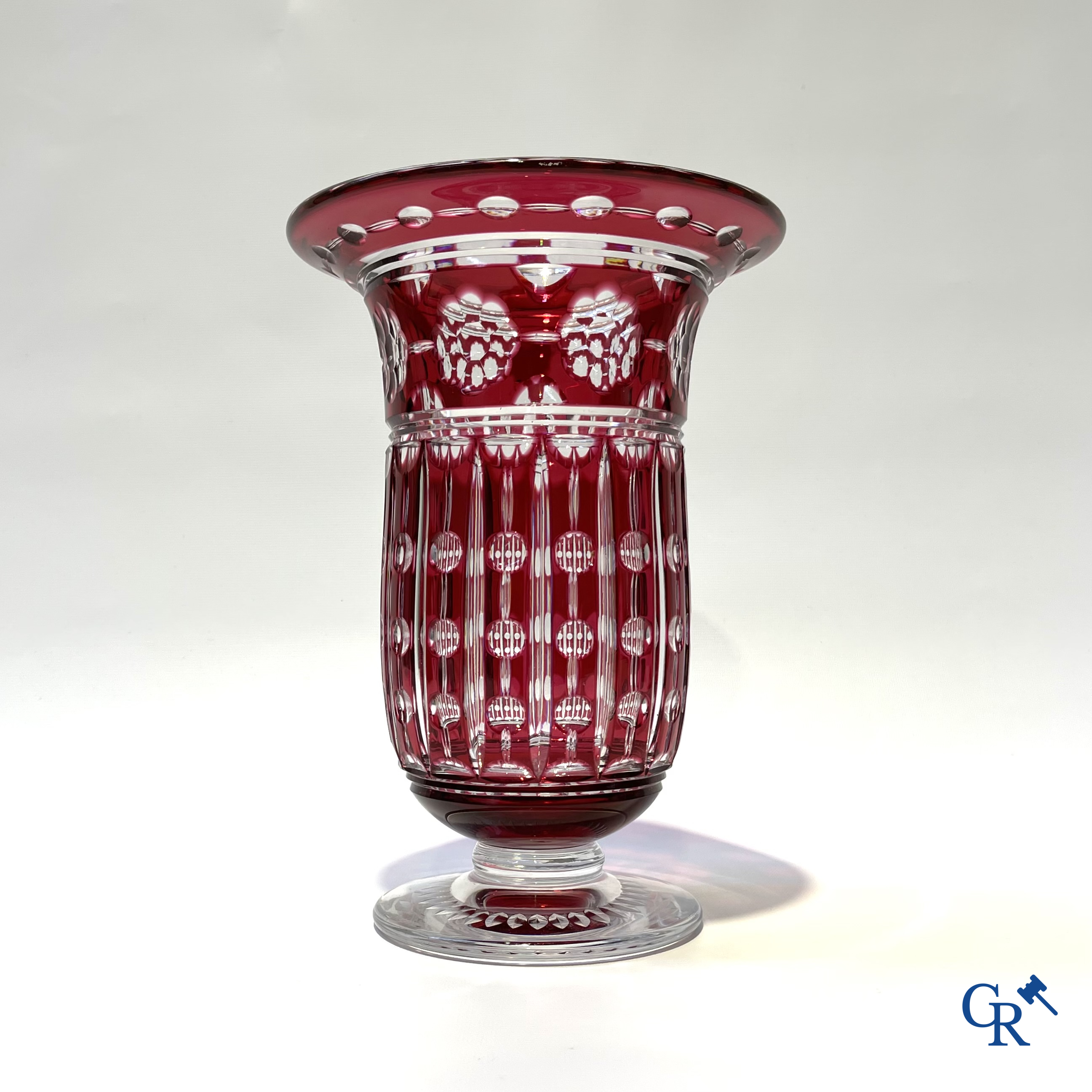 Val Saint Lambert. Art deco vaas in rood en helder geslepen kristal.