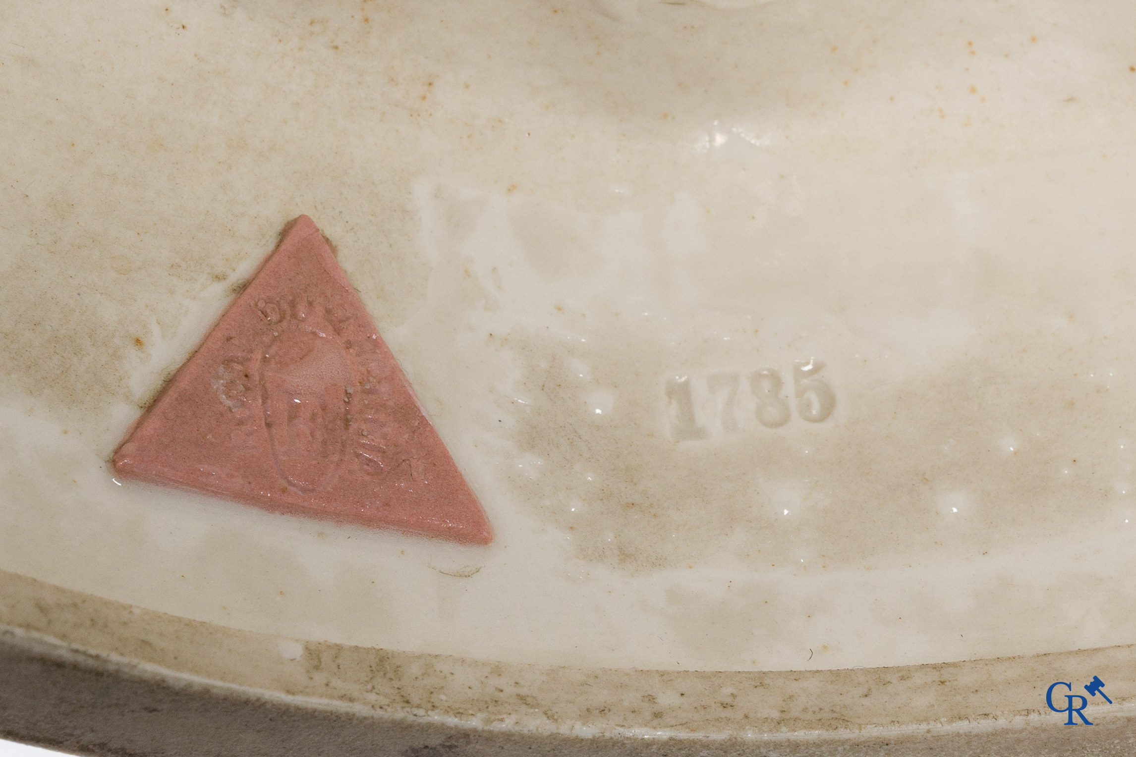 Royal Dux Bohemia. "Piqueur au Relais" Grote polychrome groep naar een model van Hippolyte Moreau en Prosper Lecourtier.