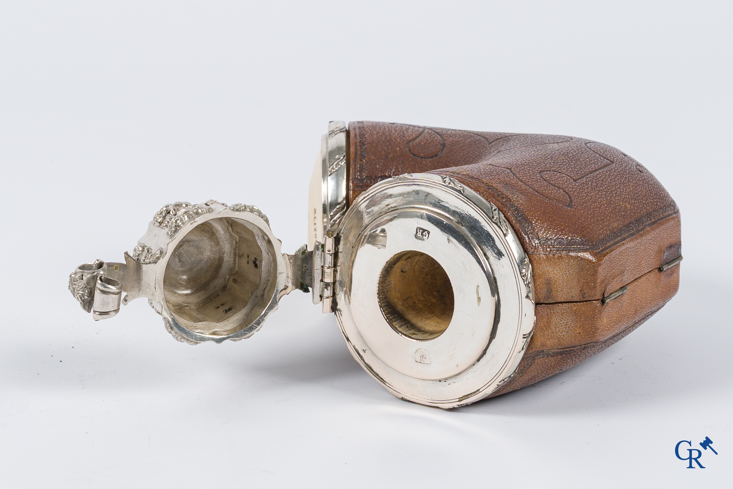 Anton Klitsch te Wenen. Uitzonderlijk grote pijp in meerschuim bewerkt met zilver. Wapenschild met opschrift. 19e.