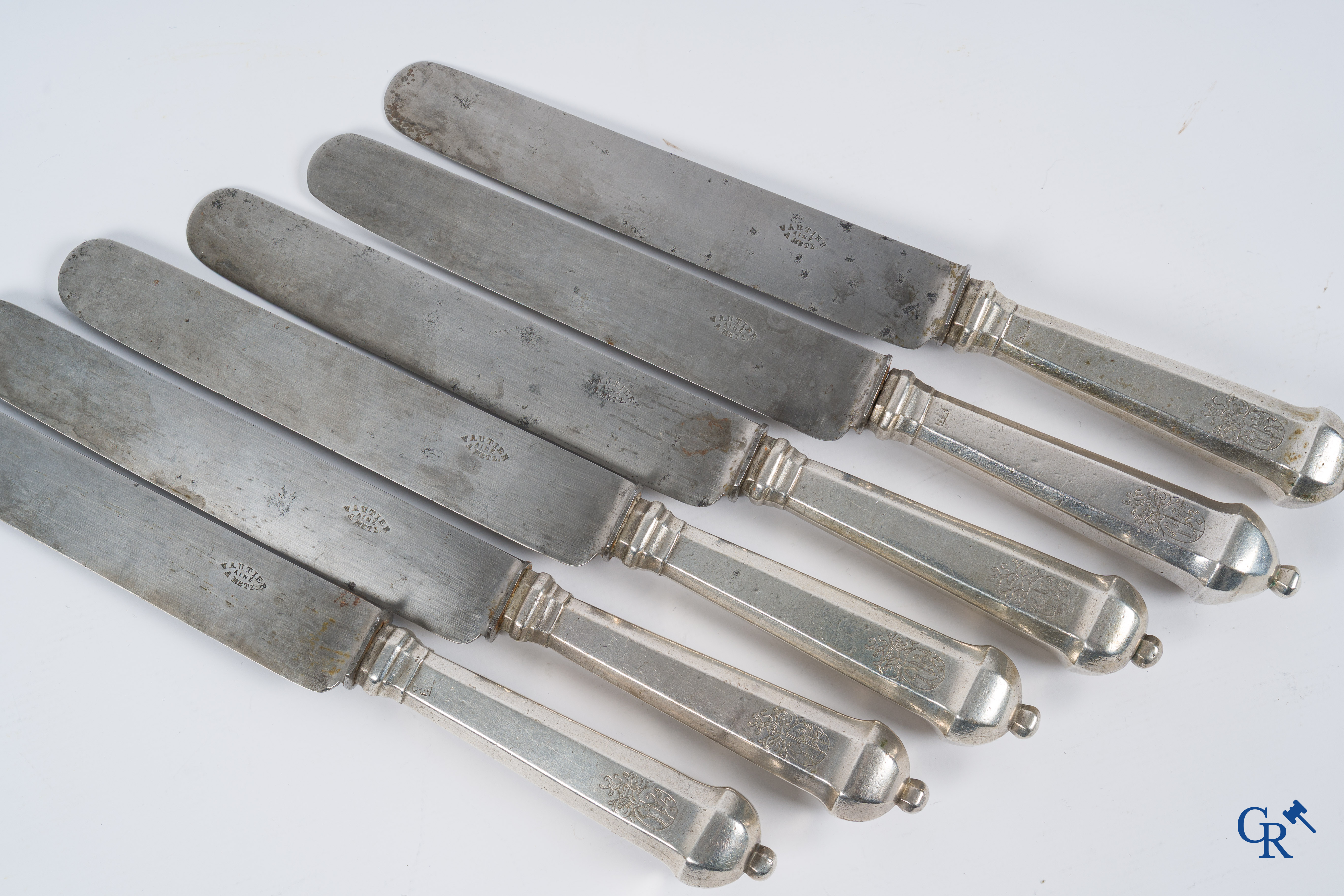 Zilver. Reeks van 6 messen met zilveren handvaten gedecoreerd met wapenschilden. Vermoedelijk Luik, 18e eeuw.