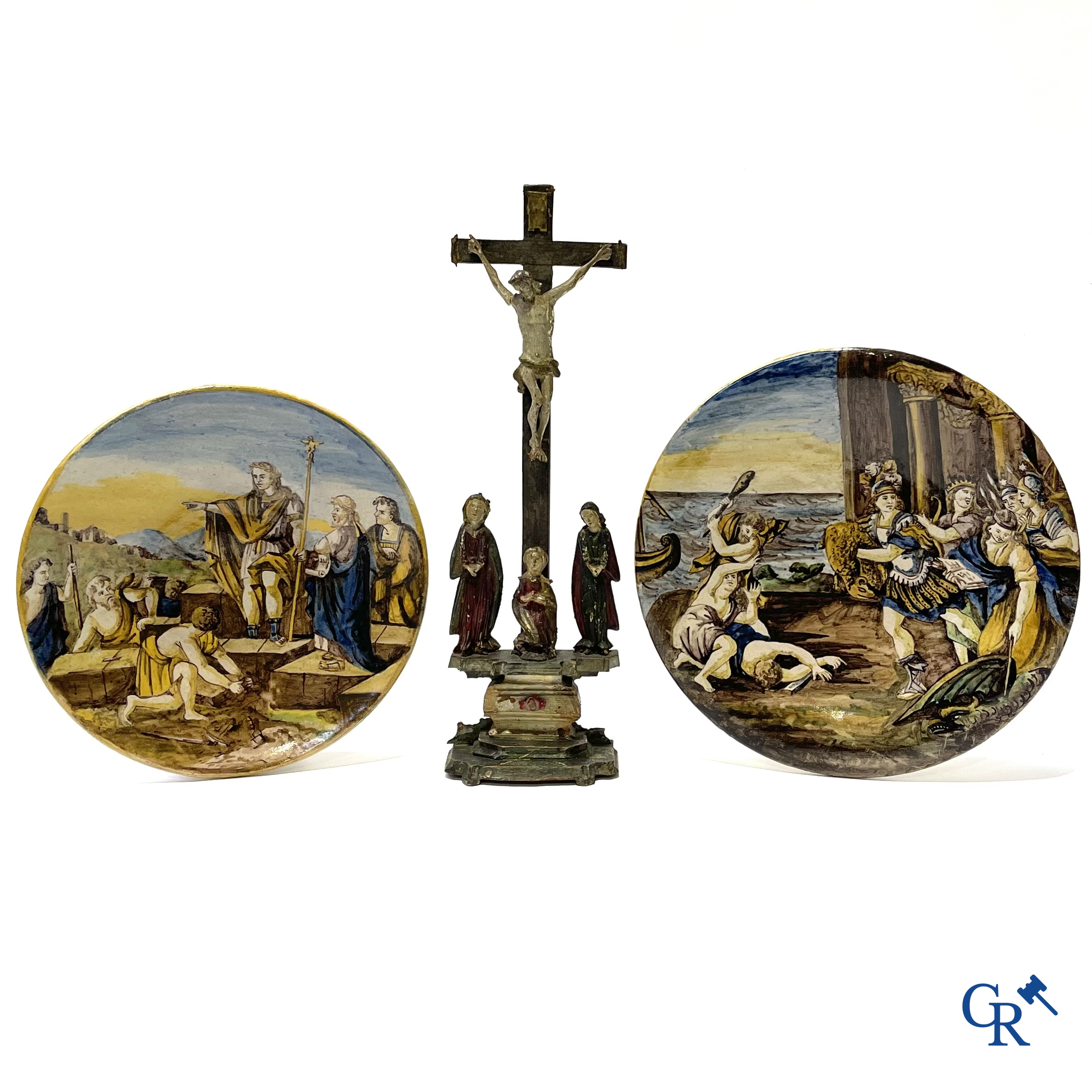 2 grote borden in Italiaanse polychrome faience en een hout gesculpteerde calvarieberg. 18e-19e eeuw.