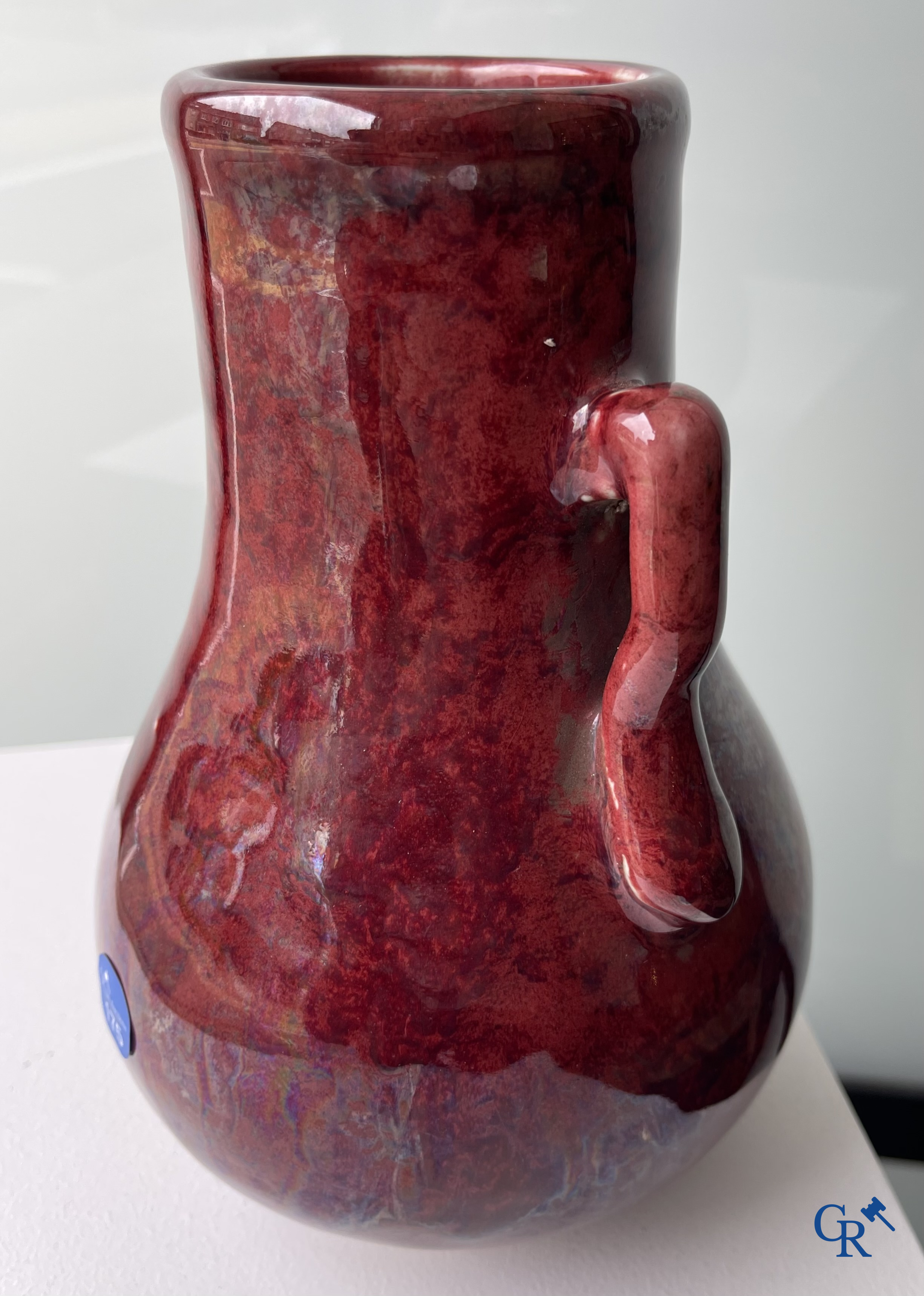 Aziatica. Een Chinese porseleinen Sang de boeuf vaas. 19e eeuw.