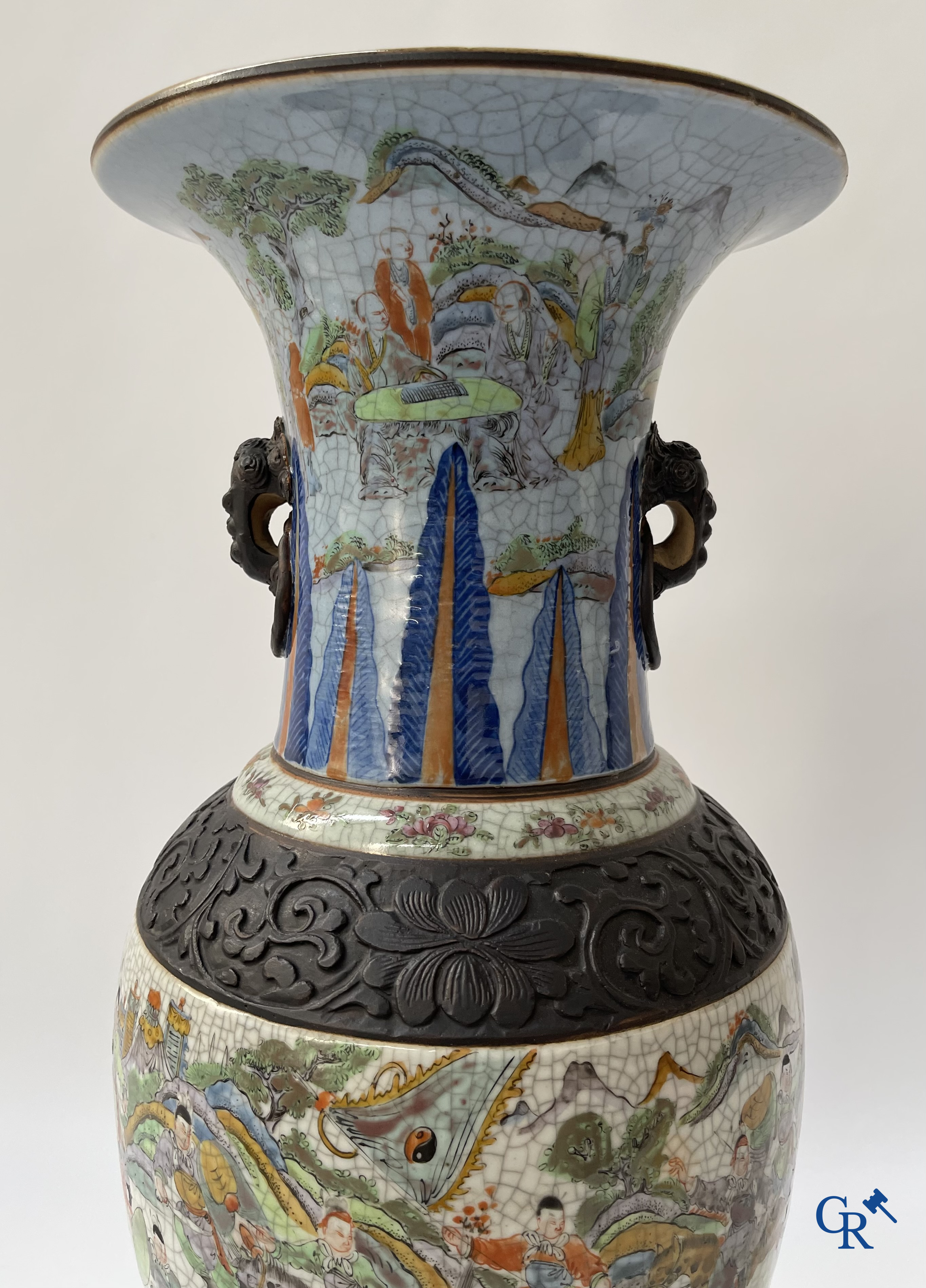 Aziatica, Chinese Nanking vaas met een voorstelling van krijgers. Gemerkt. 19e eeuw.