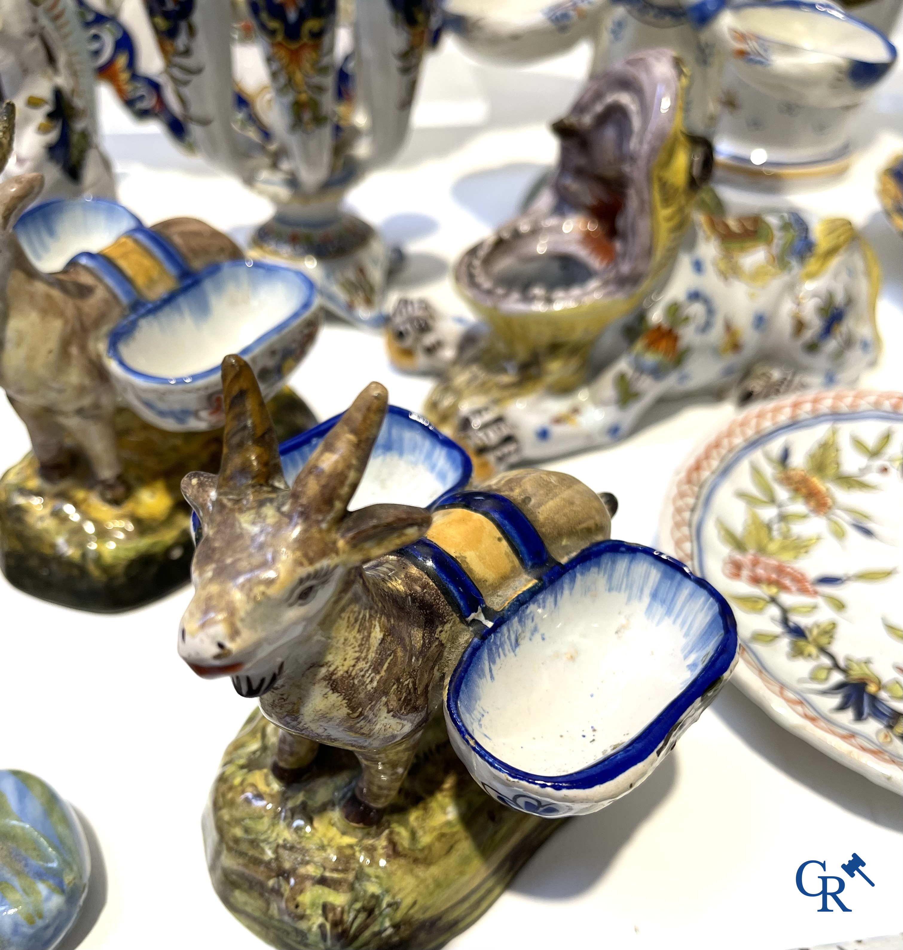 Faience van Rouen, Devres. Interessant en groot lot met diverse polychrome vormstukken. 19e eeuw.