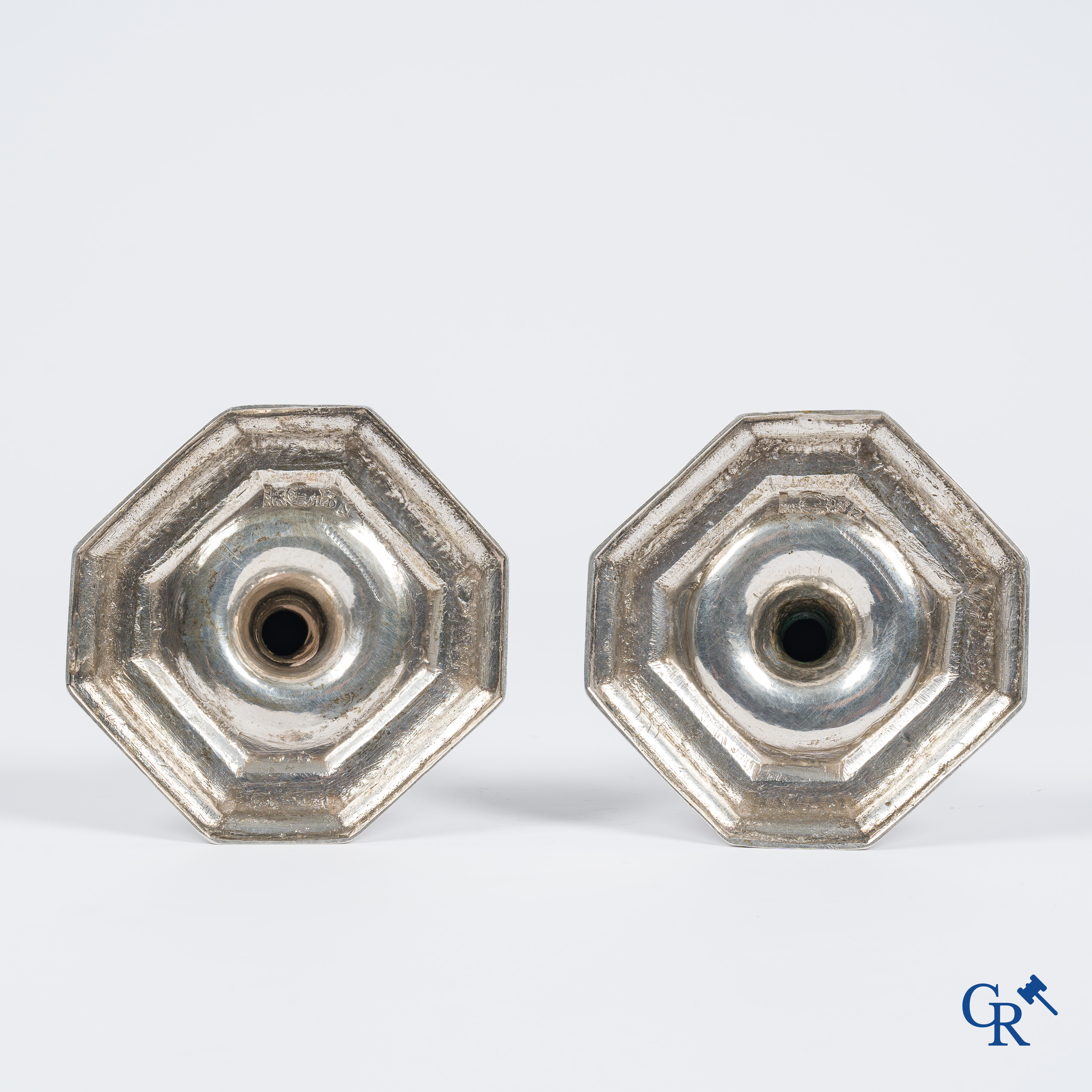 Paar kandelaars in zilver met wapenschilden. Luik, Adelaar met jaartal 1724. Jaarletter N (1 juli 1736-30 juni 1737).