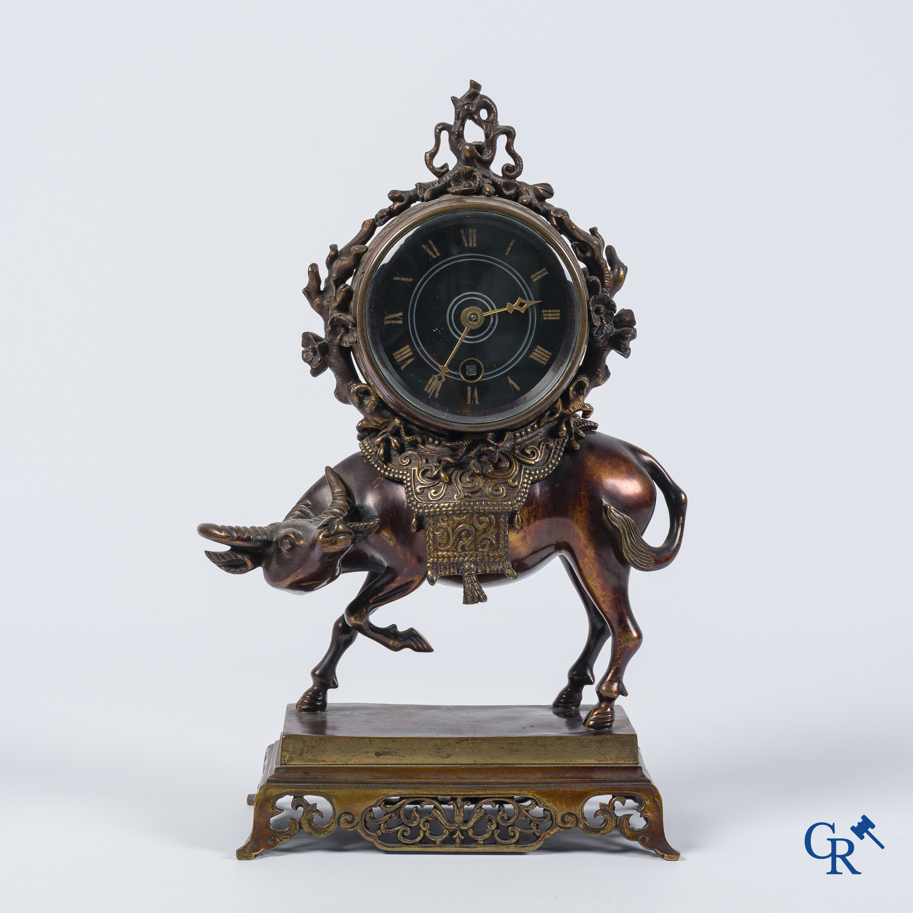 Escalier de Cristal à Paris. Een Franse klok met waterbuffel in Japoniserende stijl. Circa 1880.