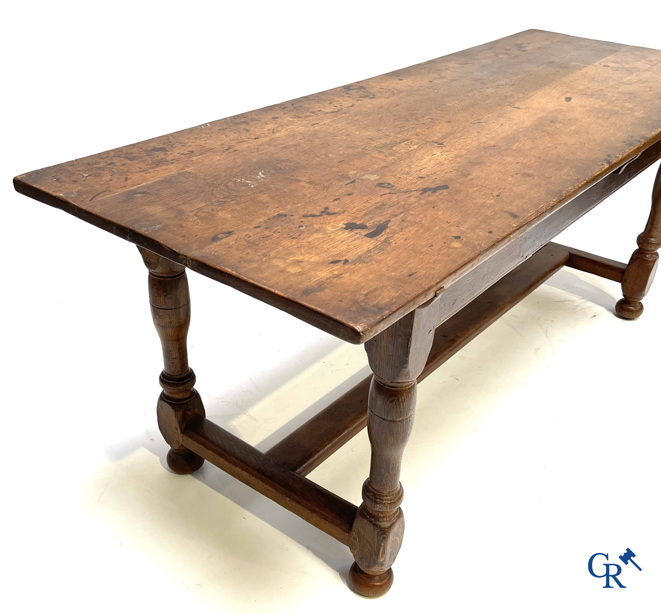 Eikenhouten tafel. 19e eeuw.