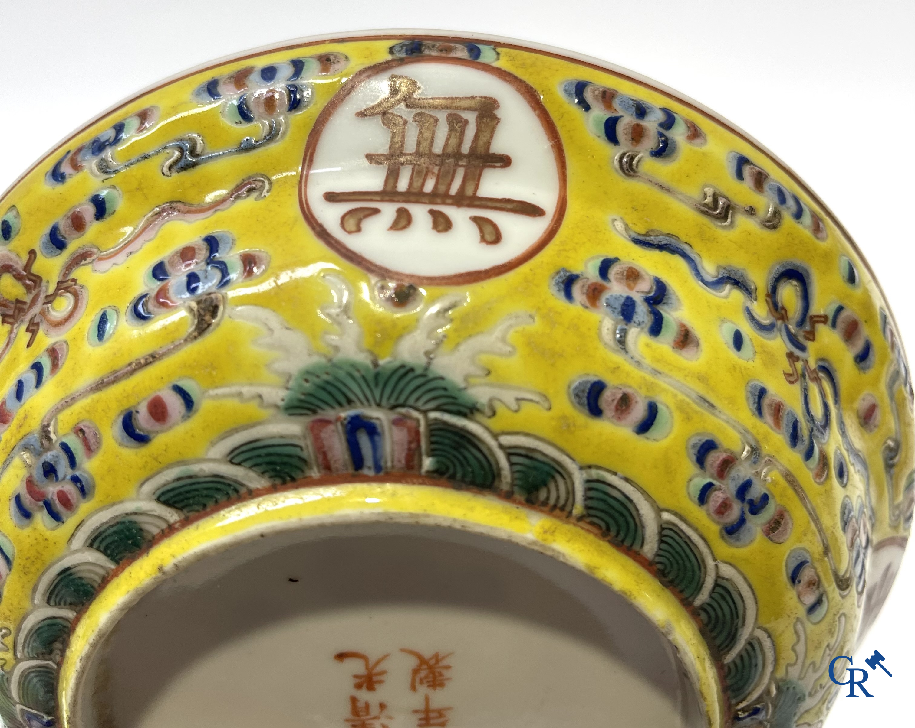 Aziatica. China. Een kavel met Canton porselein, een theepot en famille rose porselein met gele ondergrond.