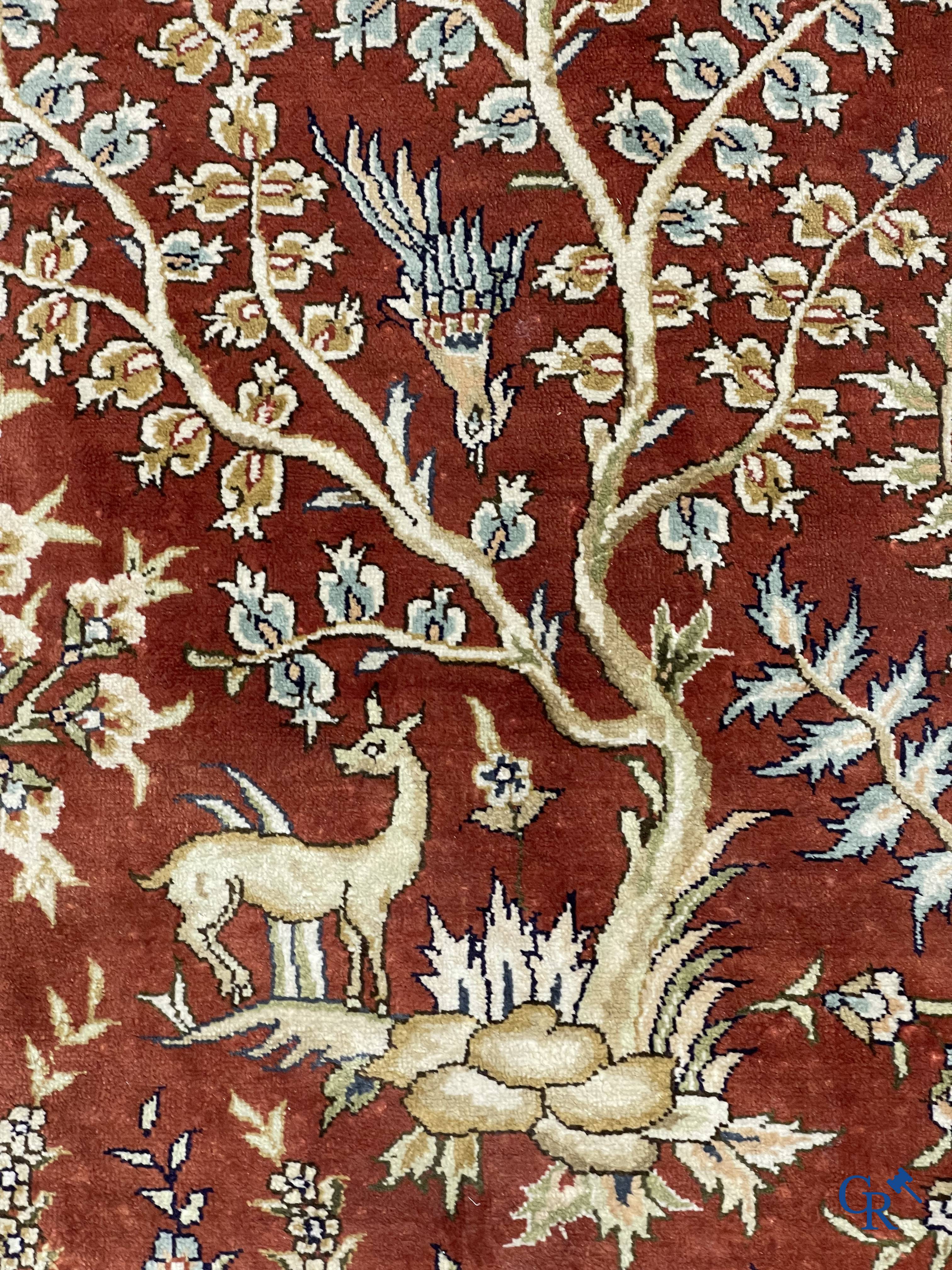 Oosterse tapijten. Hereke. Een fijn handgeknoopt zijden tapijt met dieren en vogels in het woud. Gesigneerd.