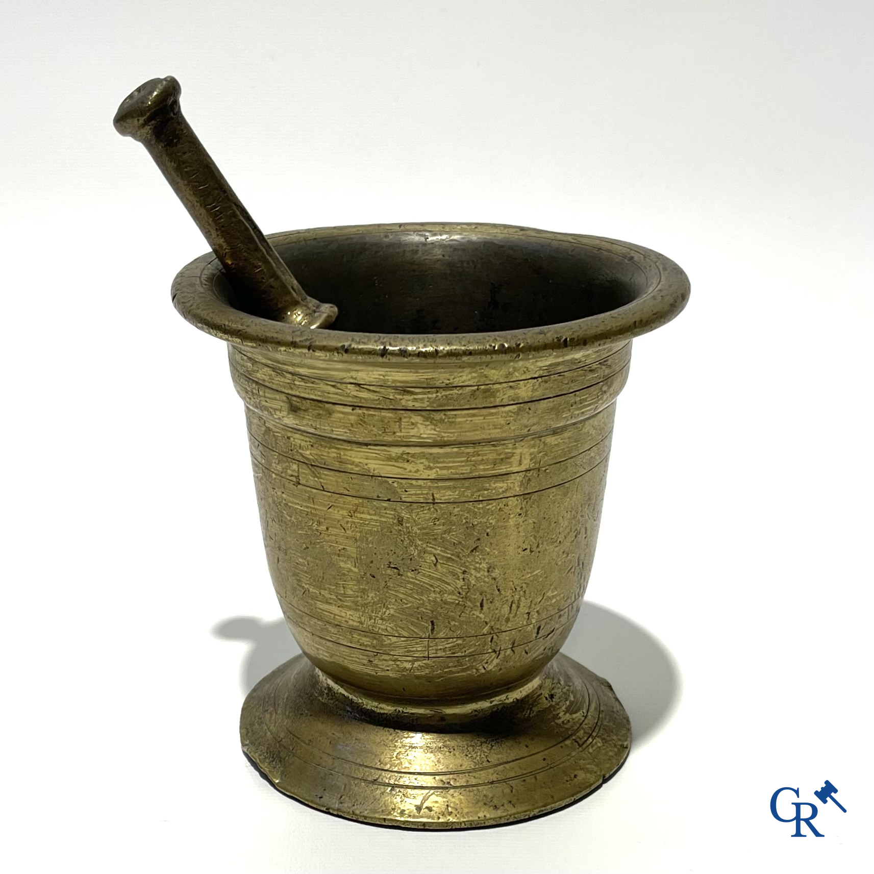 Antieke bronzen vijzel met stamper. 18e-19e eeuw.