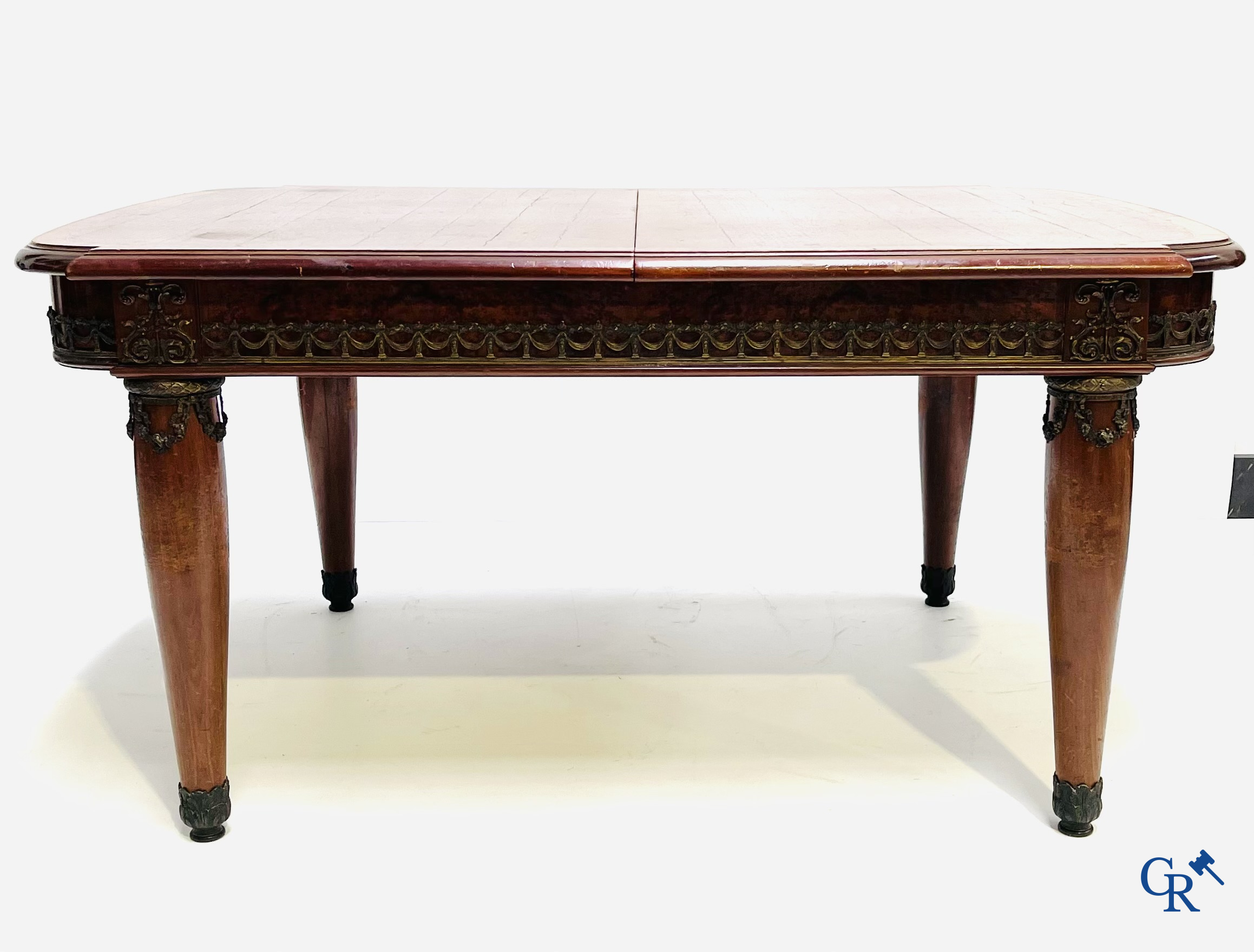 Uitzonderlijk eetkamermeubilair in mahoniehout fineer, marmer en brons. Napoleon III stijl. Circa 1900.