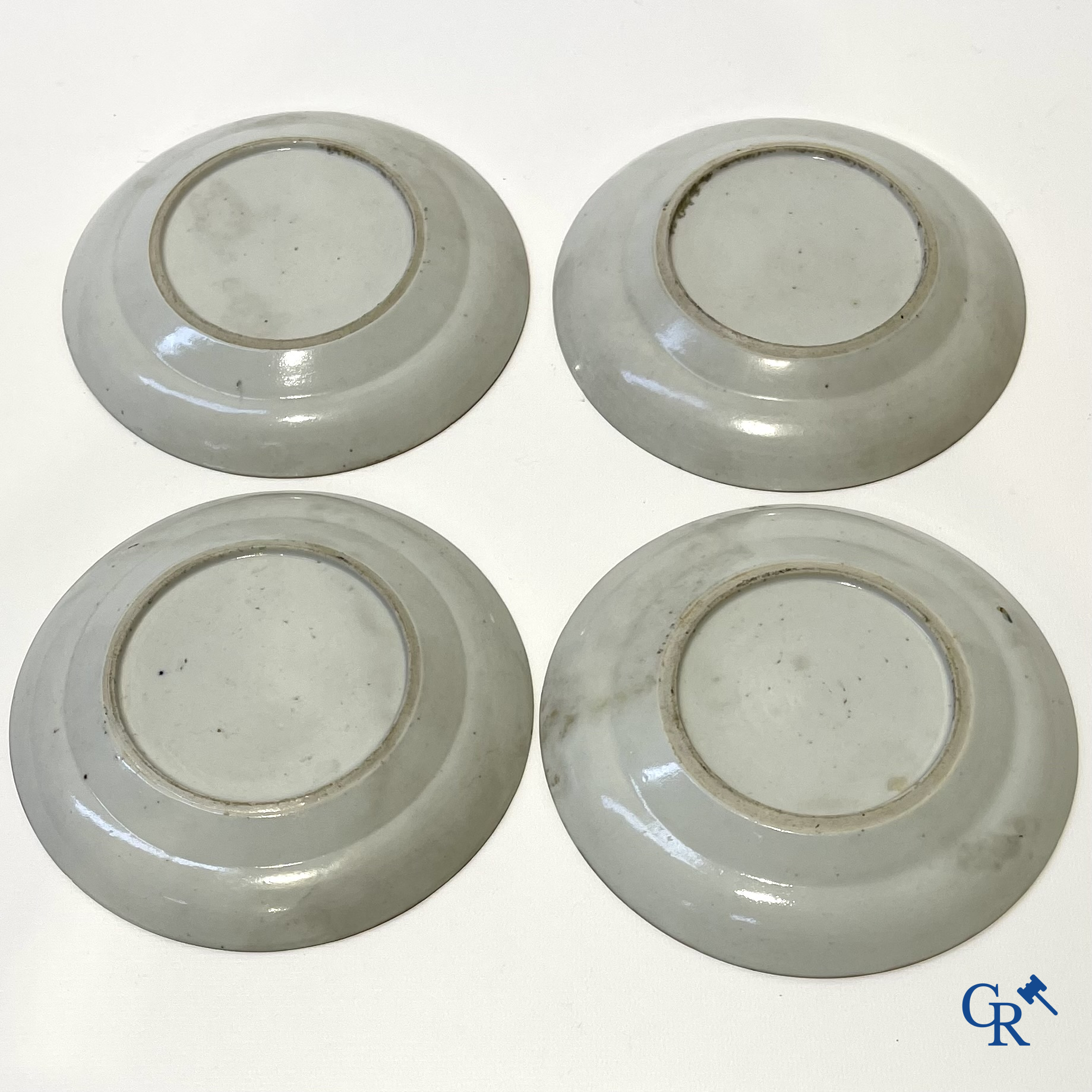 Aziatica. China. Een kavel met Canton porselein, een theepot en famille rose porselein met gele ondergrond.