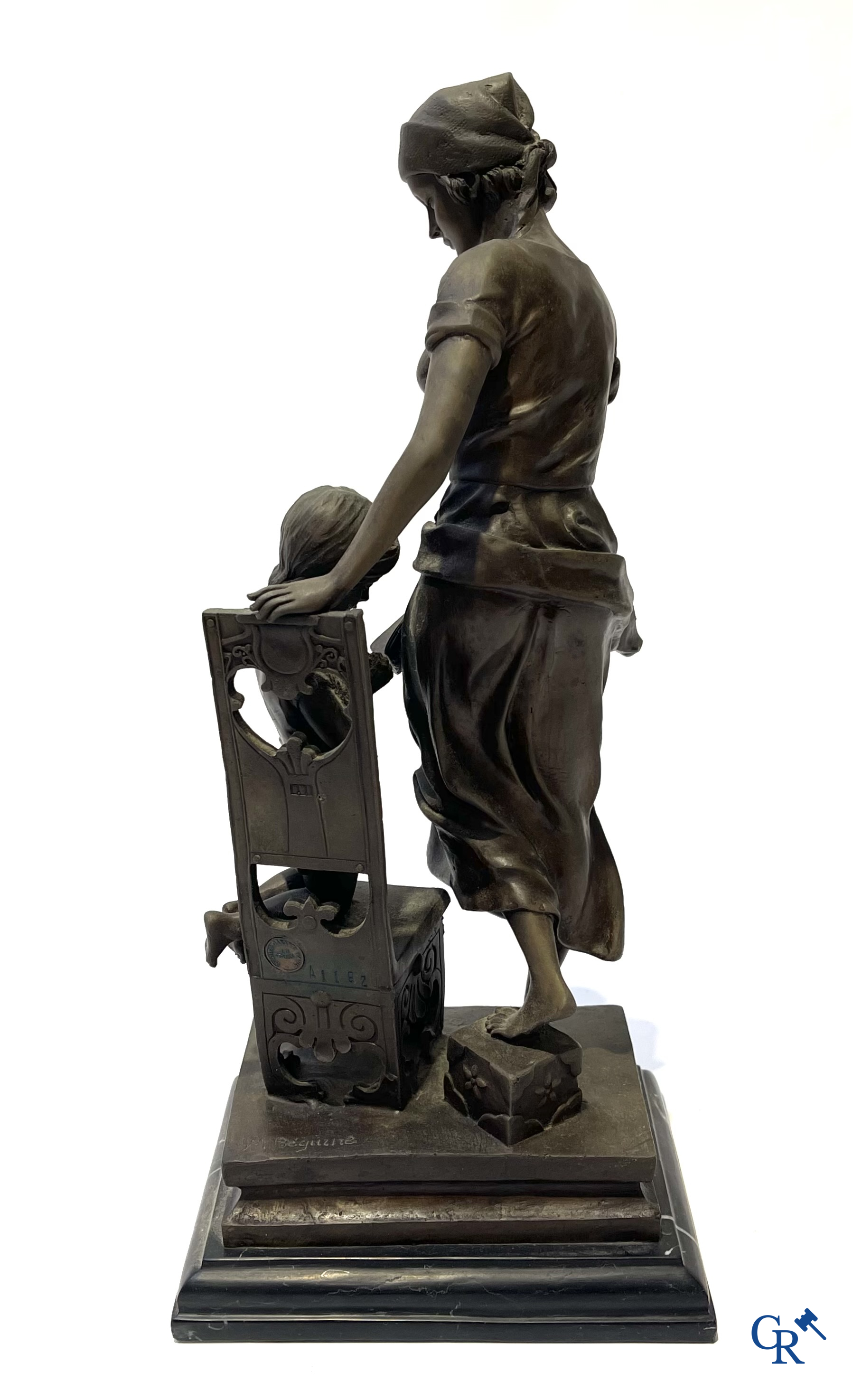 2 bronzen beelden op zwarte marmer sokkel. Rebecca en Moeder met kind. Gesigneerd. Postuum werk.