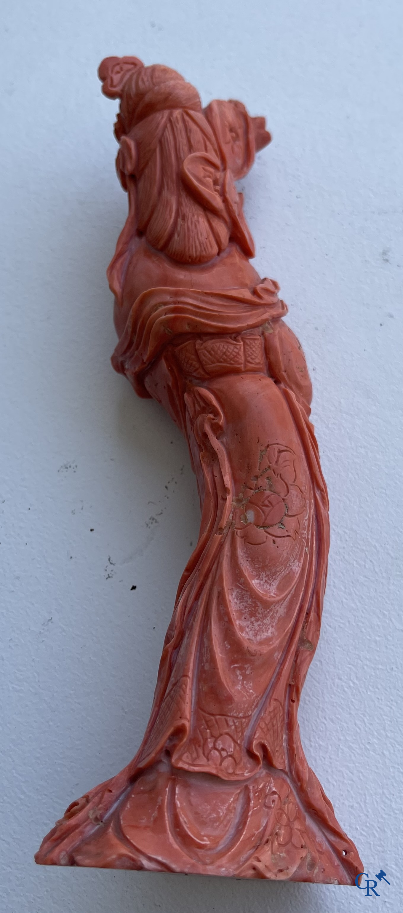 Aziatica, China. Een rode koraal figuur van een Chinese dame op houten sokkel.