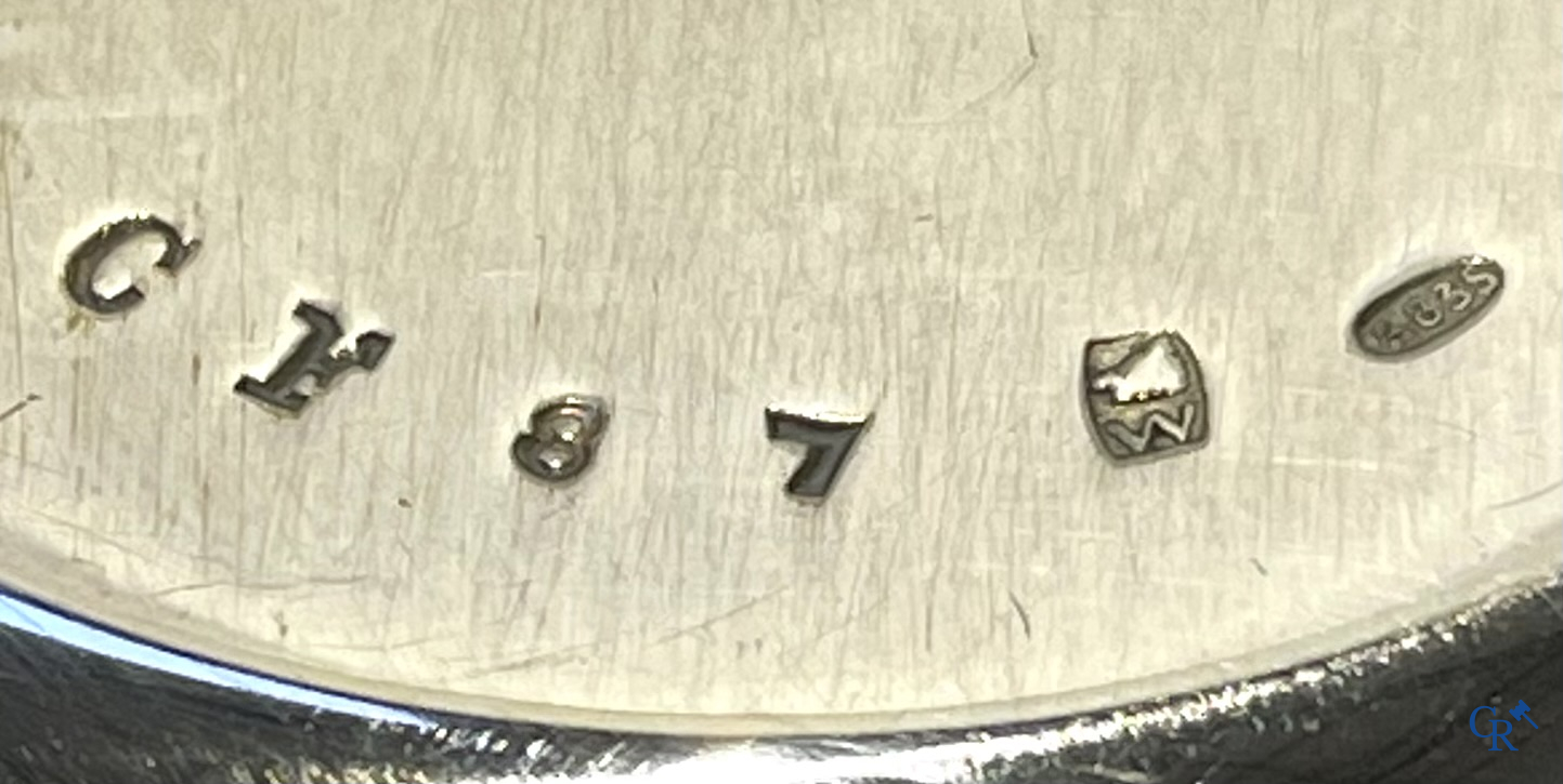 Wolfers Brussel. Geboorteset in vermeil 835°/00, de rammelaar 925°/00 en een set in zilver 835°/00. 20ste eeuw.