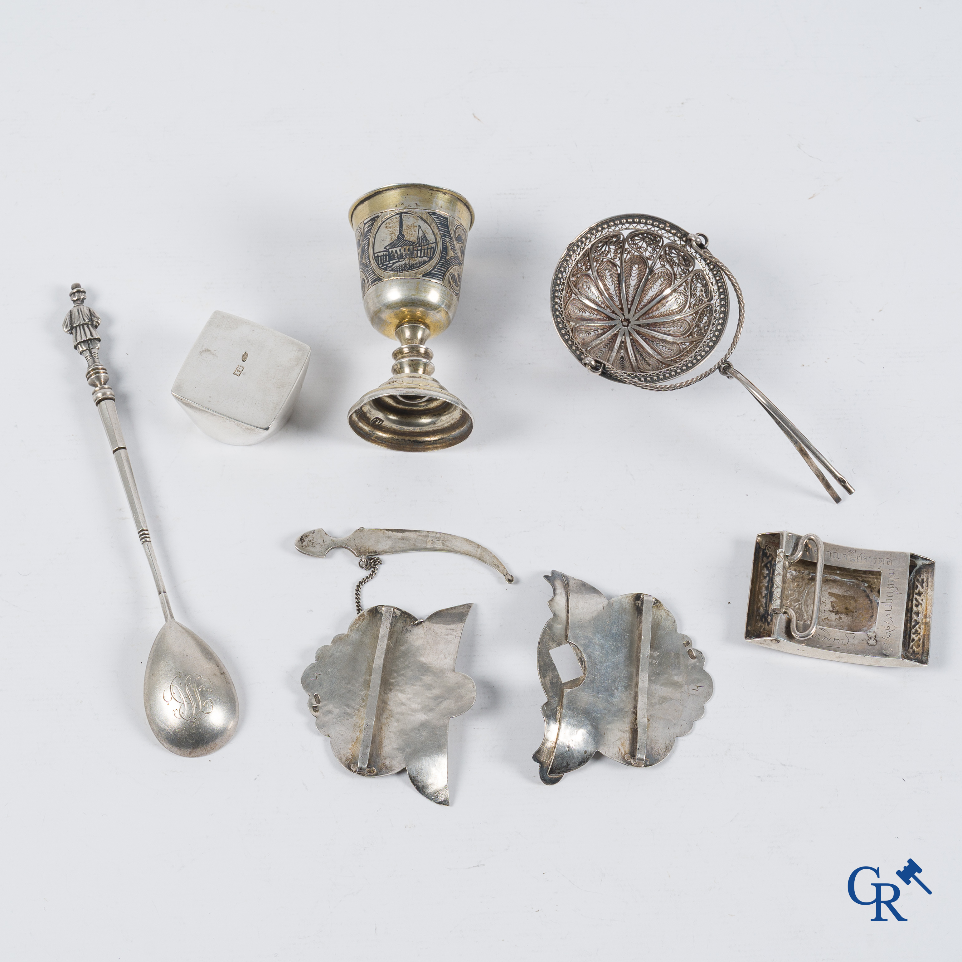 Russisch zilver. Verzameling met verschillende objecten in Russisch zilver 875°/00,  84 zolotnik.