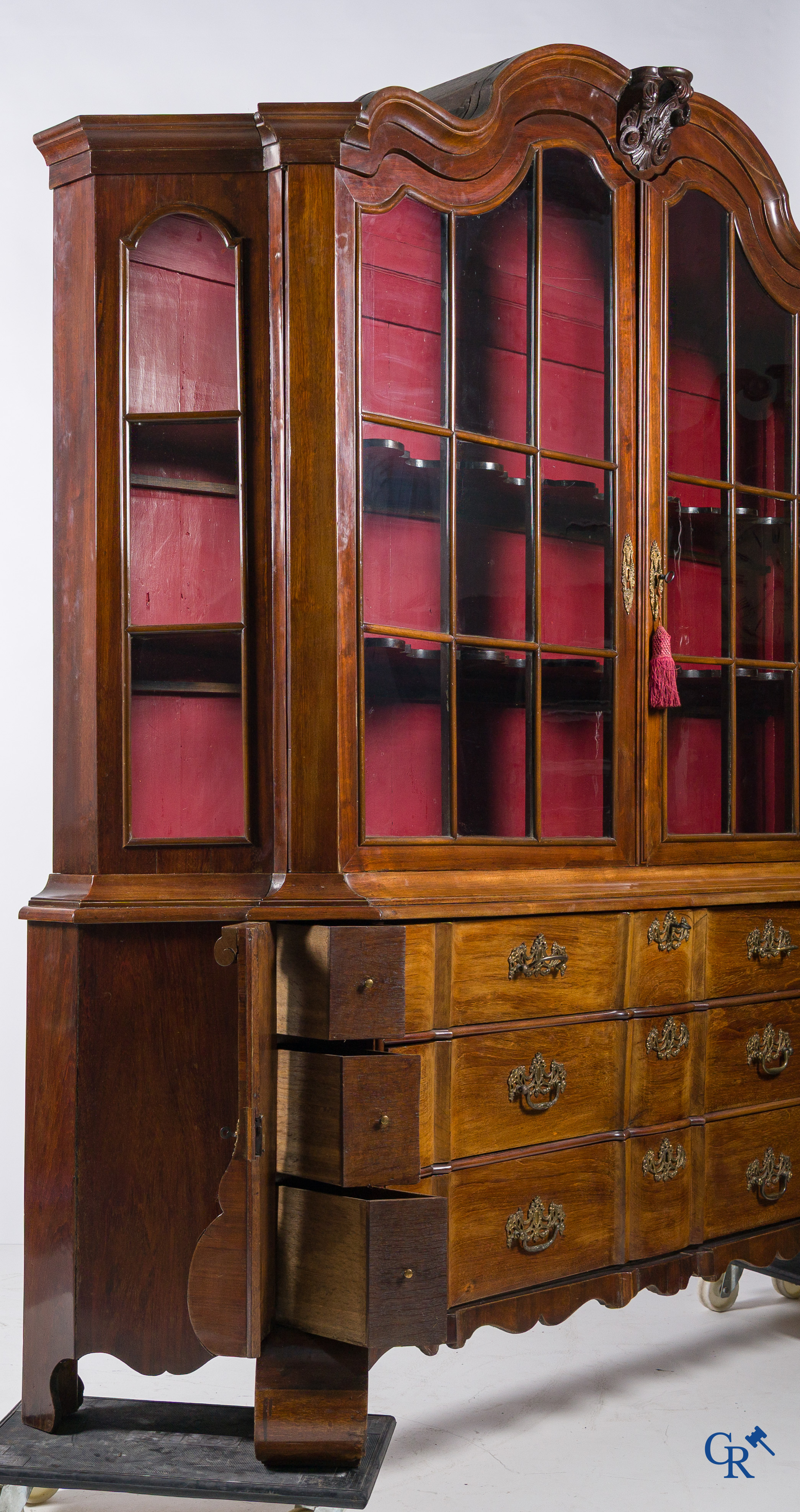 Hollandse vitrinekast met 3 laden. Mahonie. 18e eeuw.