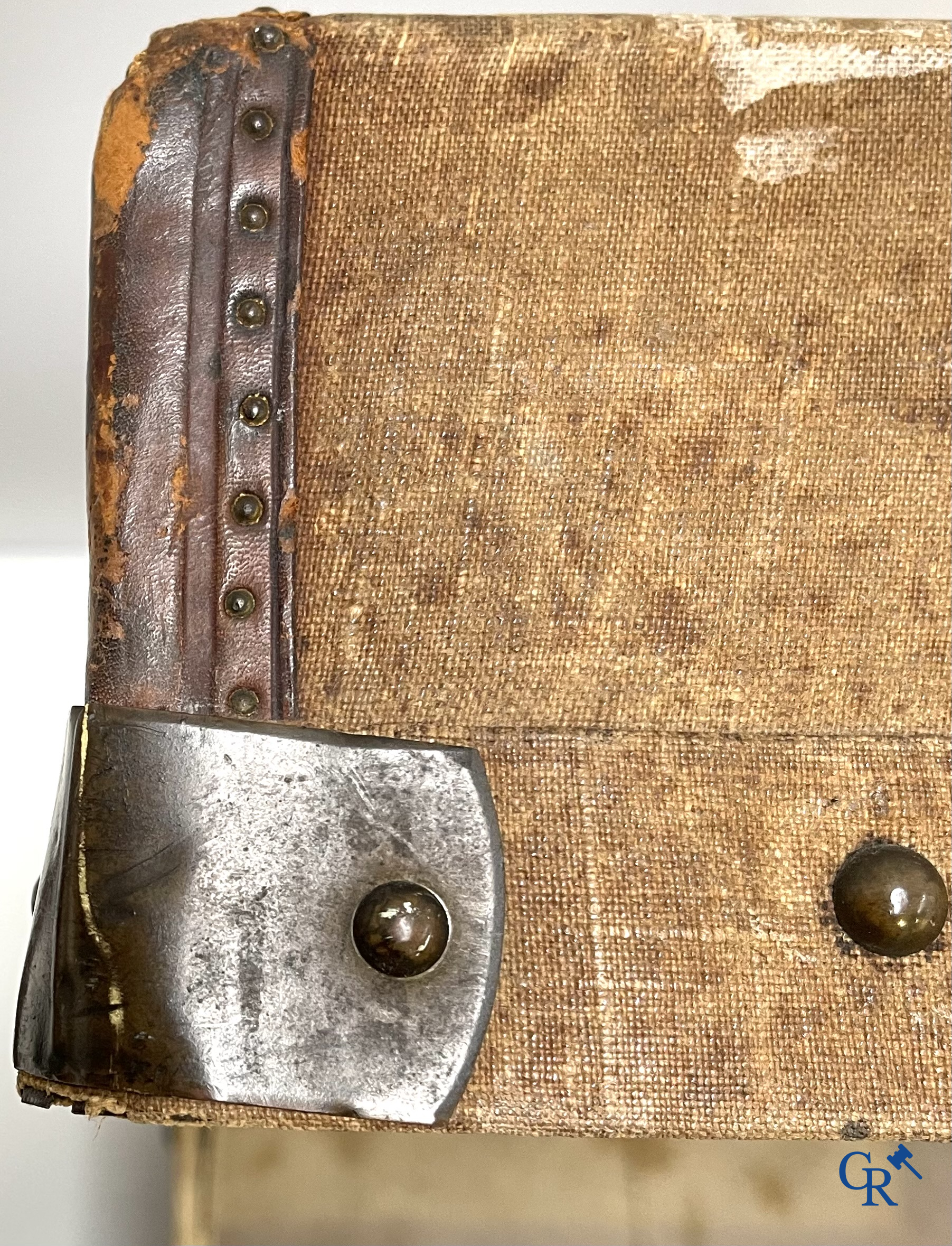 2 Antieke decoratieve koffers, hout met leder. Circa 1900.