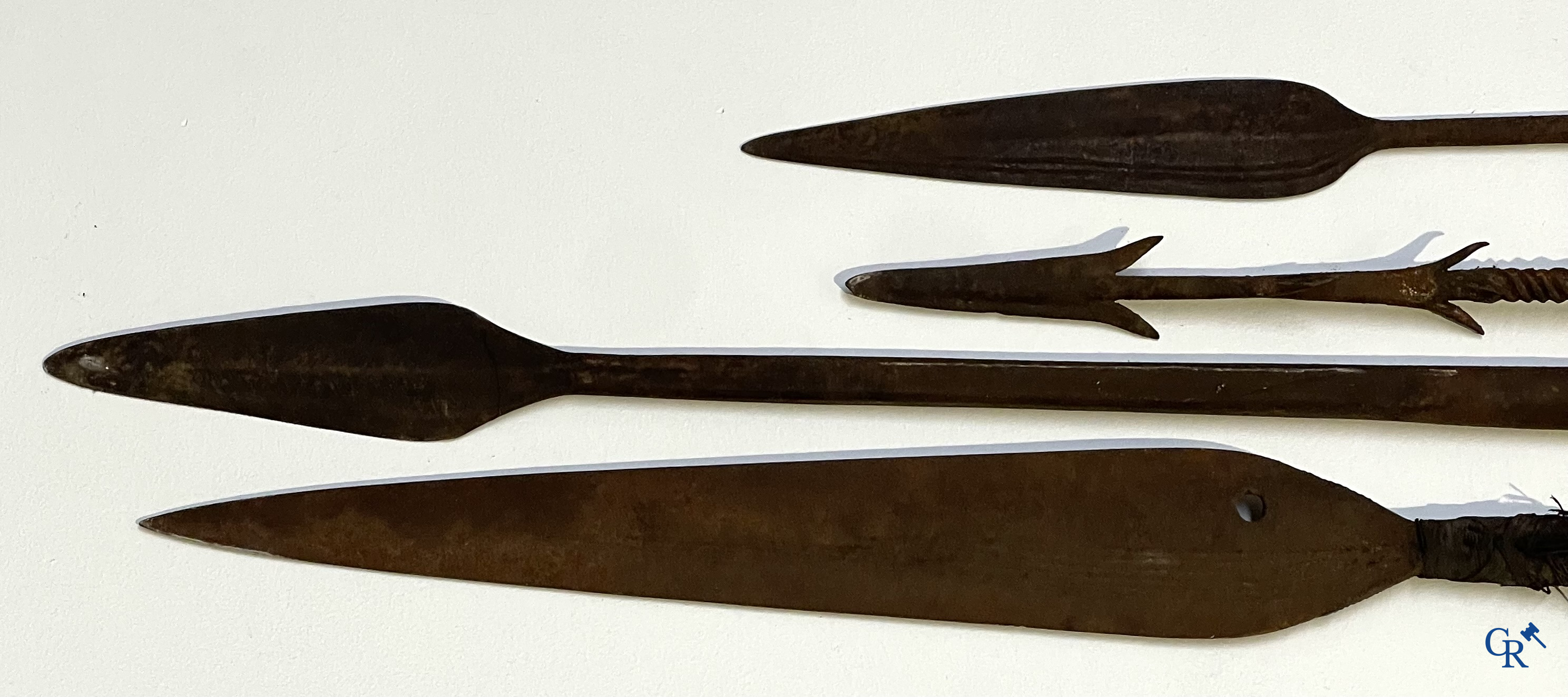 Tribale kunst. Een interessant lot met Afrikaanse wapens, een foto en 2 postkaarten. Messen, dolken, speren en pijlen.