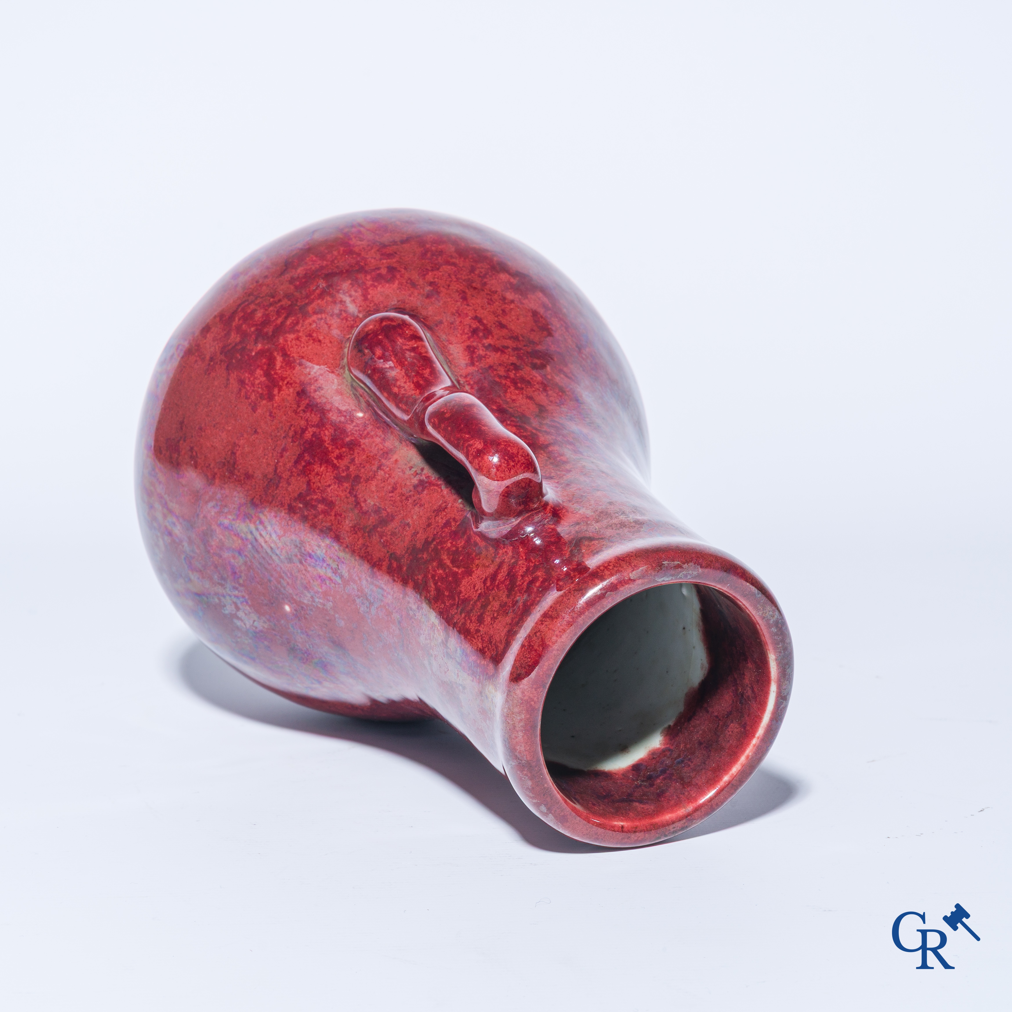 Aziatica. Een Chinese porseleinen Sang de boeuf vaas. 19e eeuw.