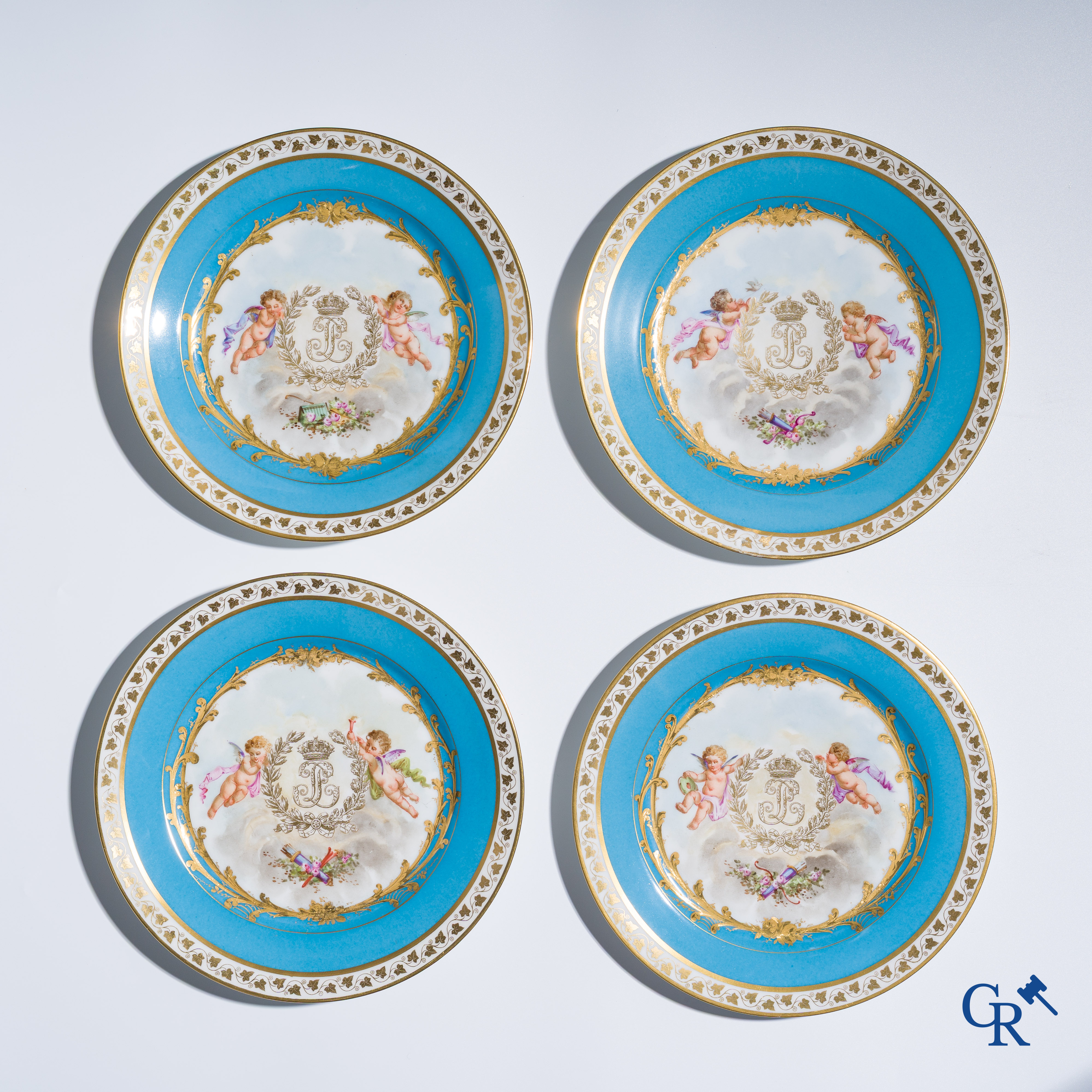 Sèvres. Château des Tuileries. Uitzonderlijke reeks van 12 borden in Sèvres porselein. Napoleon III periode.