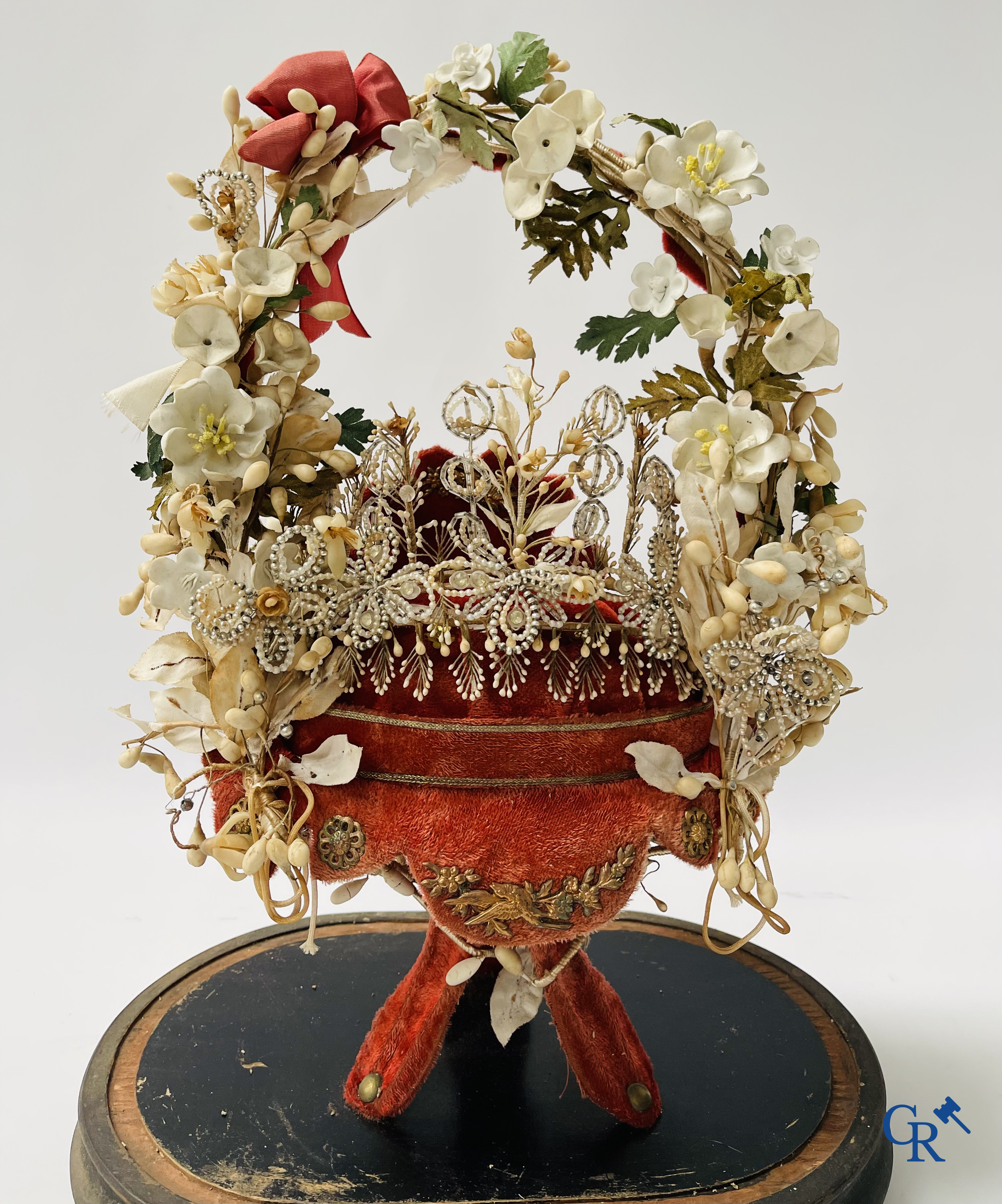 2 globes in glas met bruidsboeket, één met bloemen in biscuit, een ander met spiegels, gedateerd 1908.