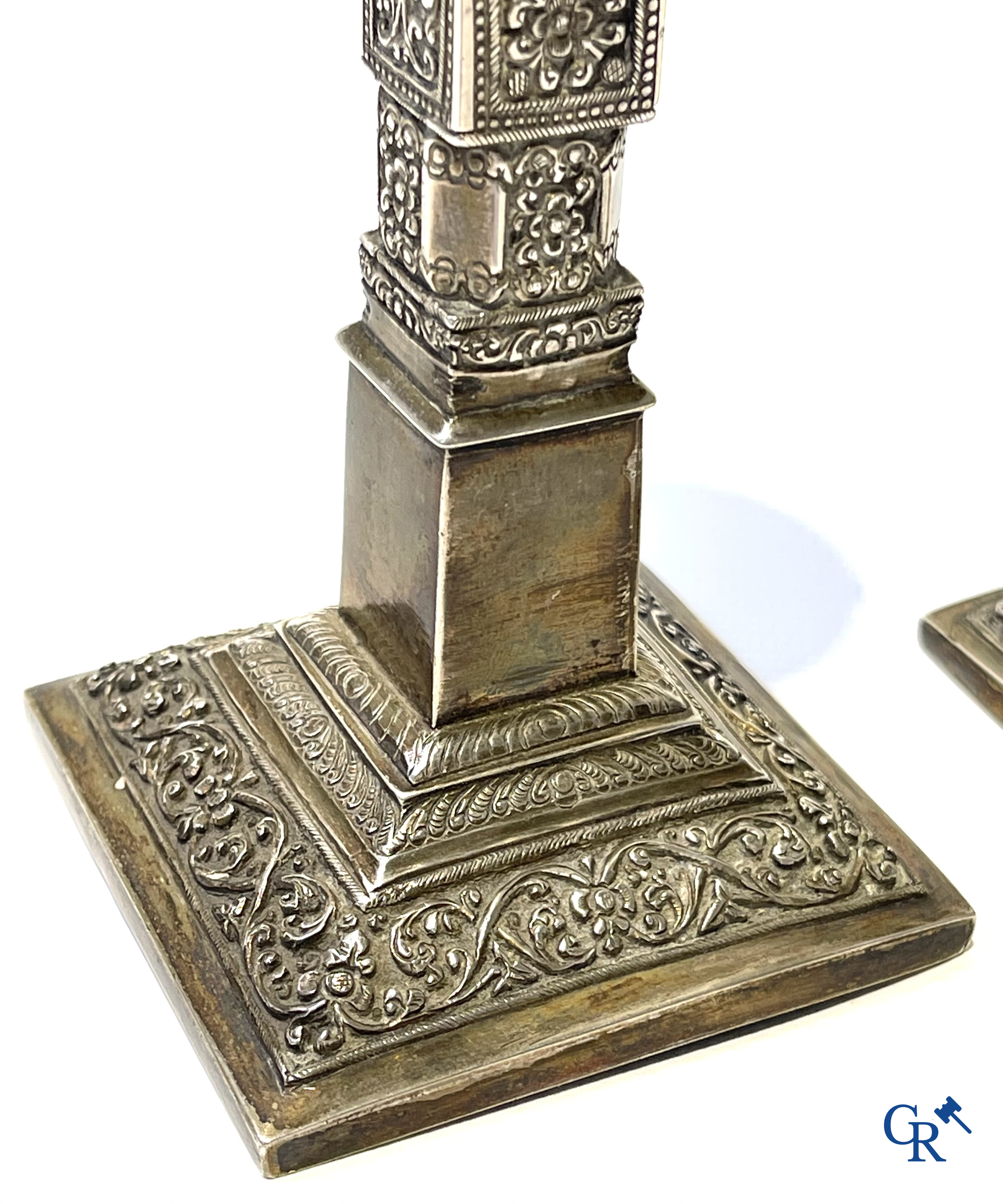 Zilver. Uitzonderlijk paar zilveren kandelaars in de vorm van houten tempelzuilen. Sri Lanka, Kandy, 19e eeuw.