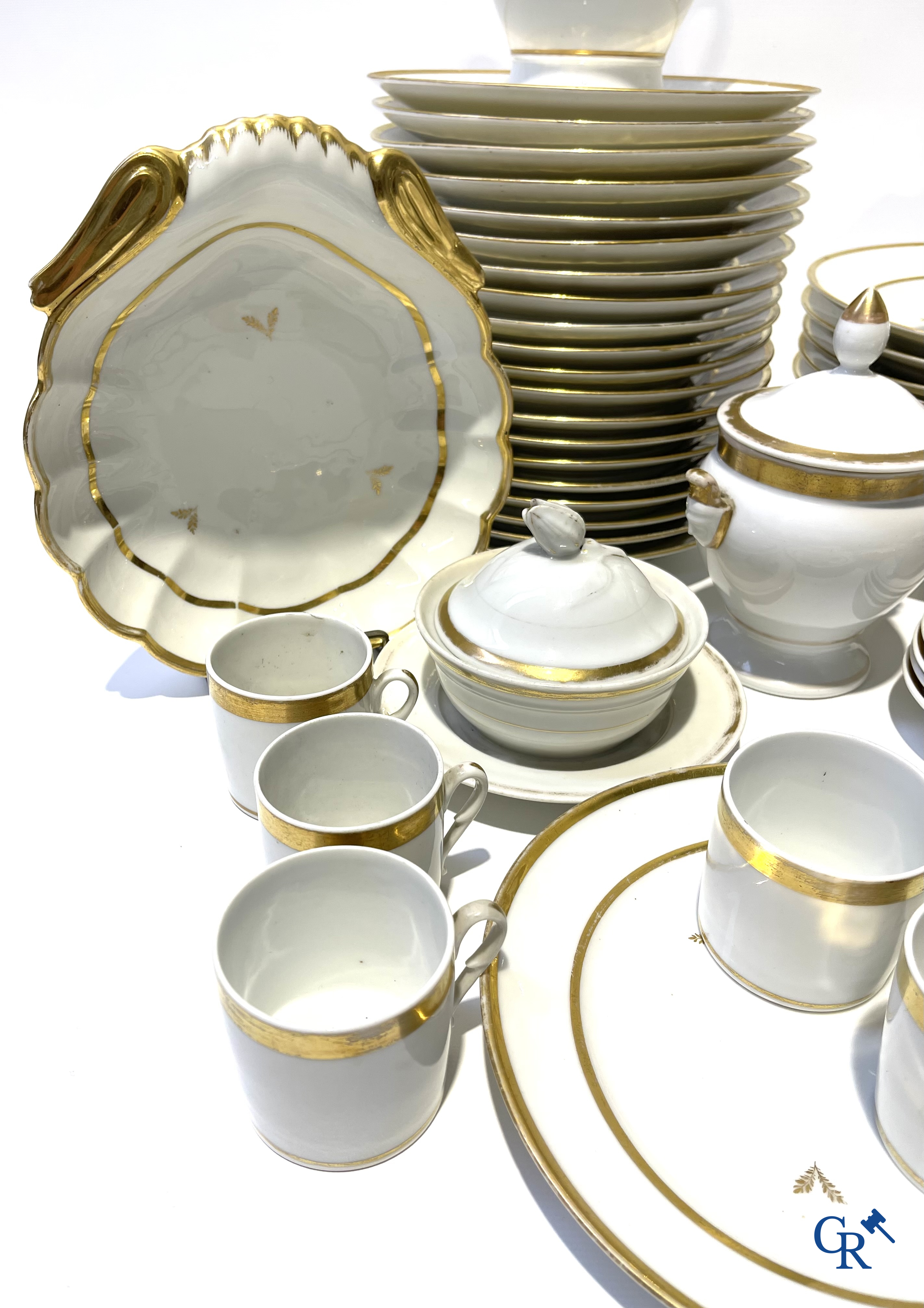 Uitgebreid tafelservies in Brussels porselein. 19de eeuw.