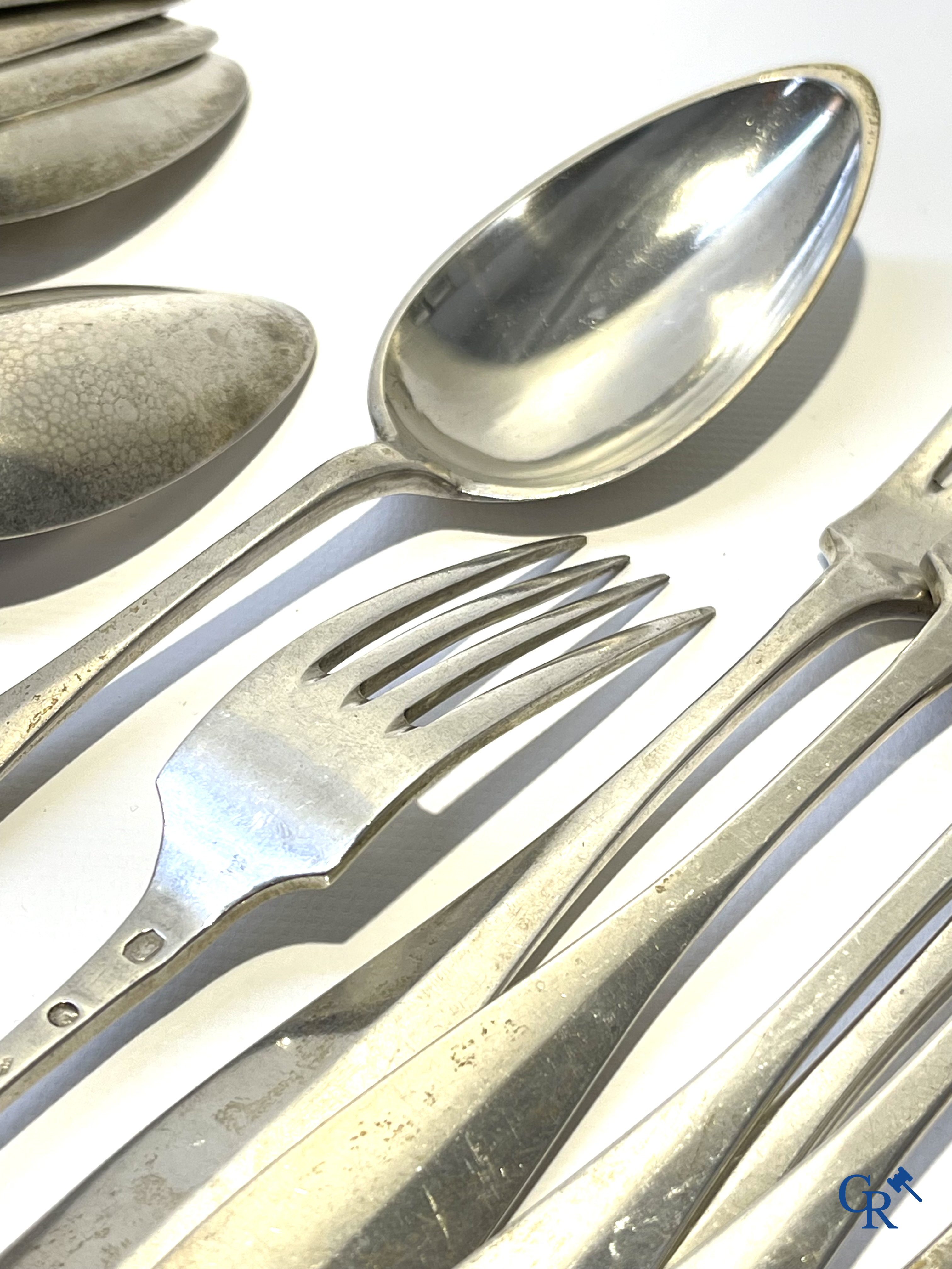 Zilver. Reeks van 12 vorken en 12 lepels in zilver, 2de gehalte. Initialen LDB. Begin 19e eeuw.