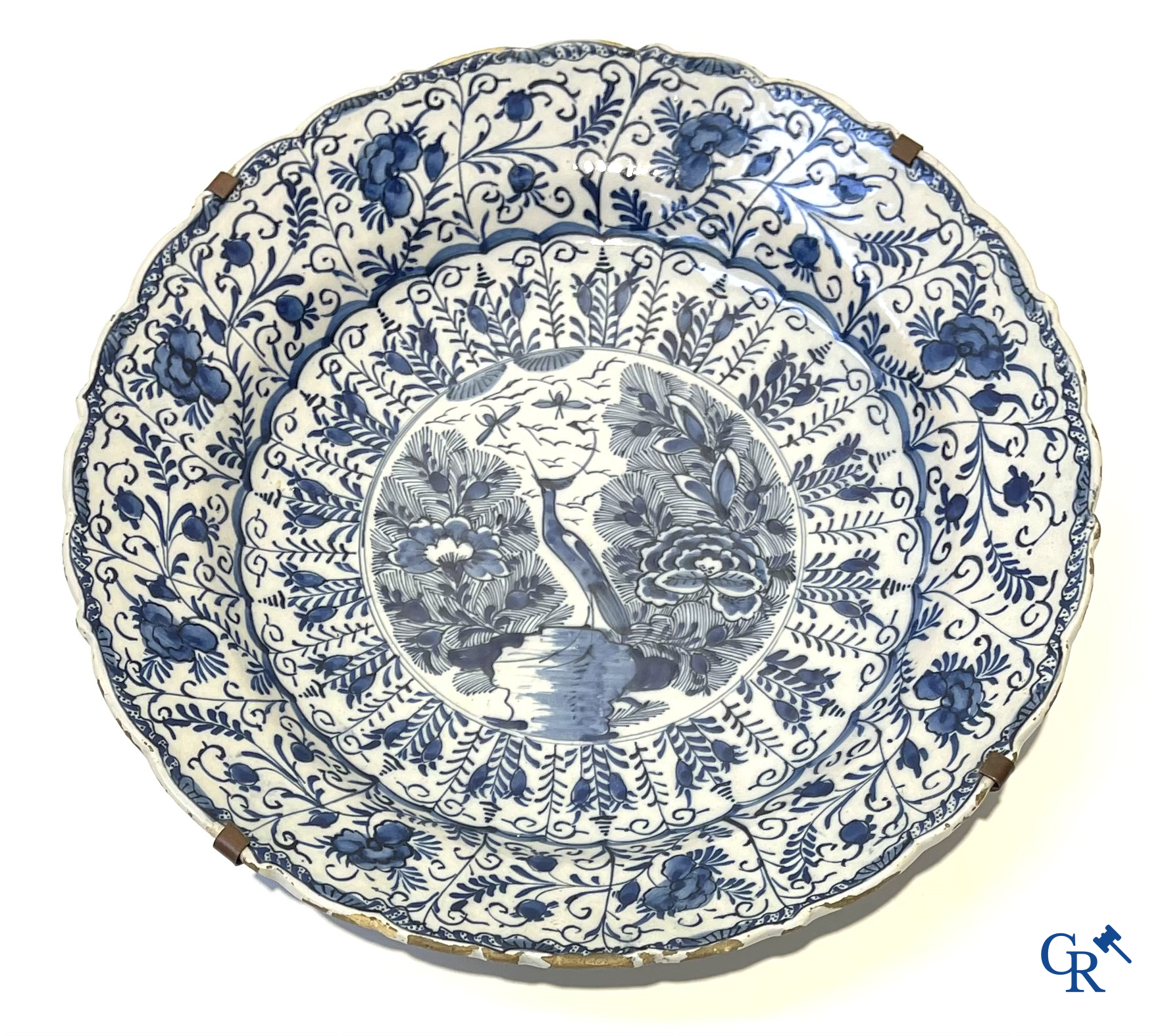 Delft. Een kavel van een paar bronzen kandelaars, 2 antieke Delftse schotel en 2 Delftse borden. 18e eeuw.