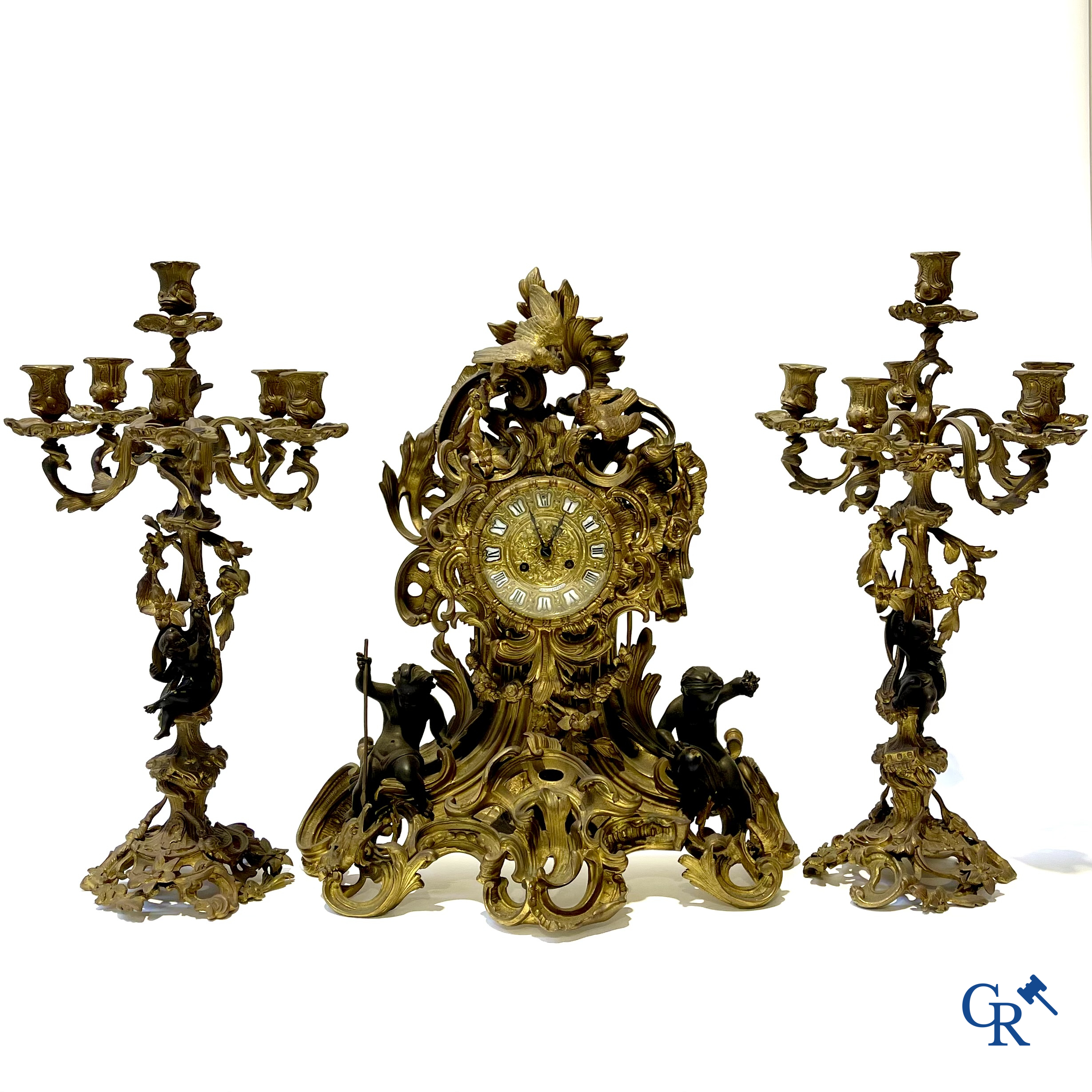 Raingo frères à Paris. Een imposante schouwgarnituur in vergulde en donker gepatineerde brons. LXV-stijl. 19e eeuw.
