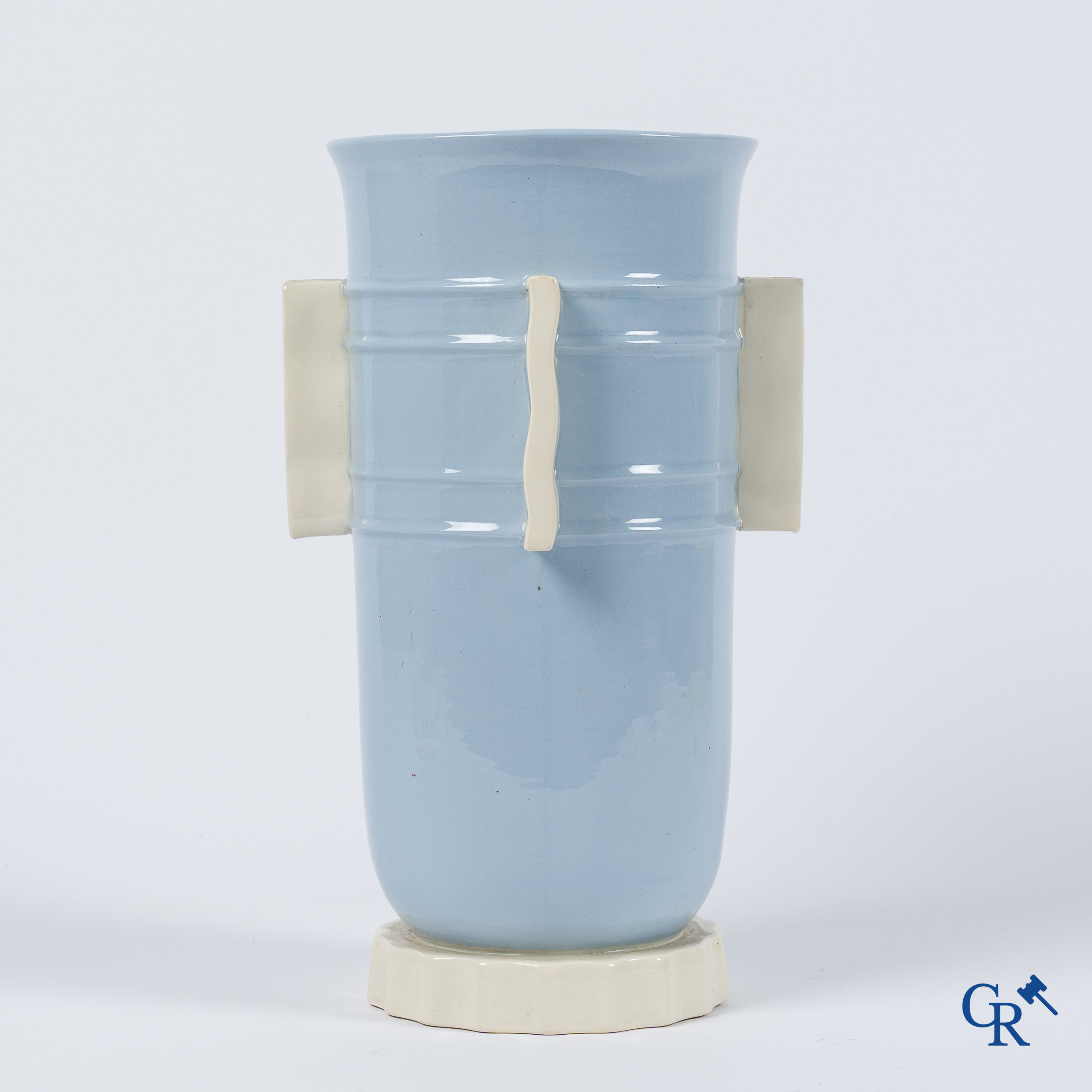 Art Deco. Boch La Louvière, Keramis. Charles Catteau. Art deco vaas, draagt het nummer 1350.