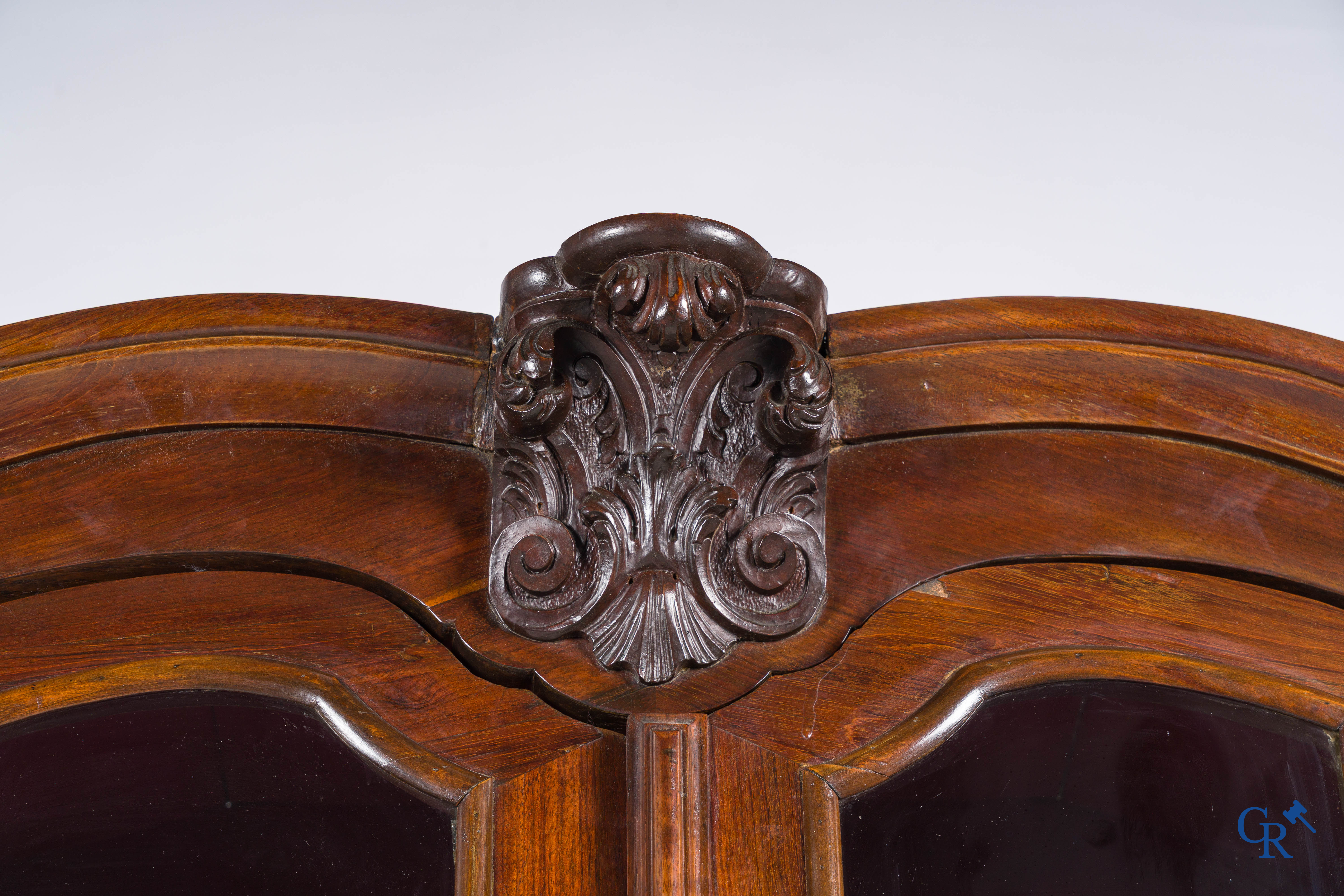 Hollandse vitrinekast met 3 laden. Mahonie. 18e eeuw.