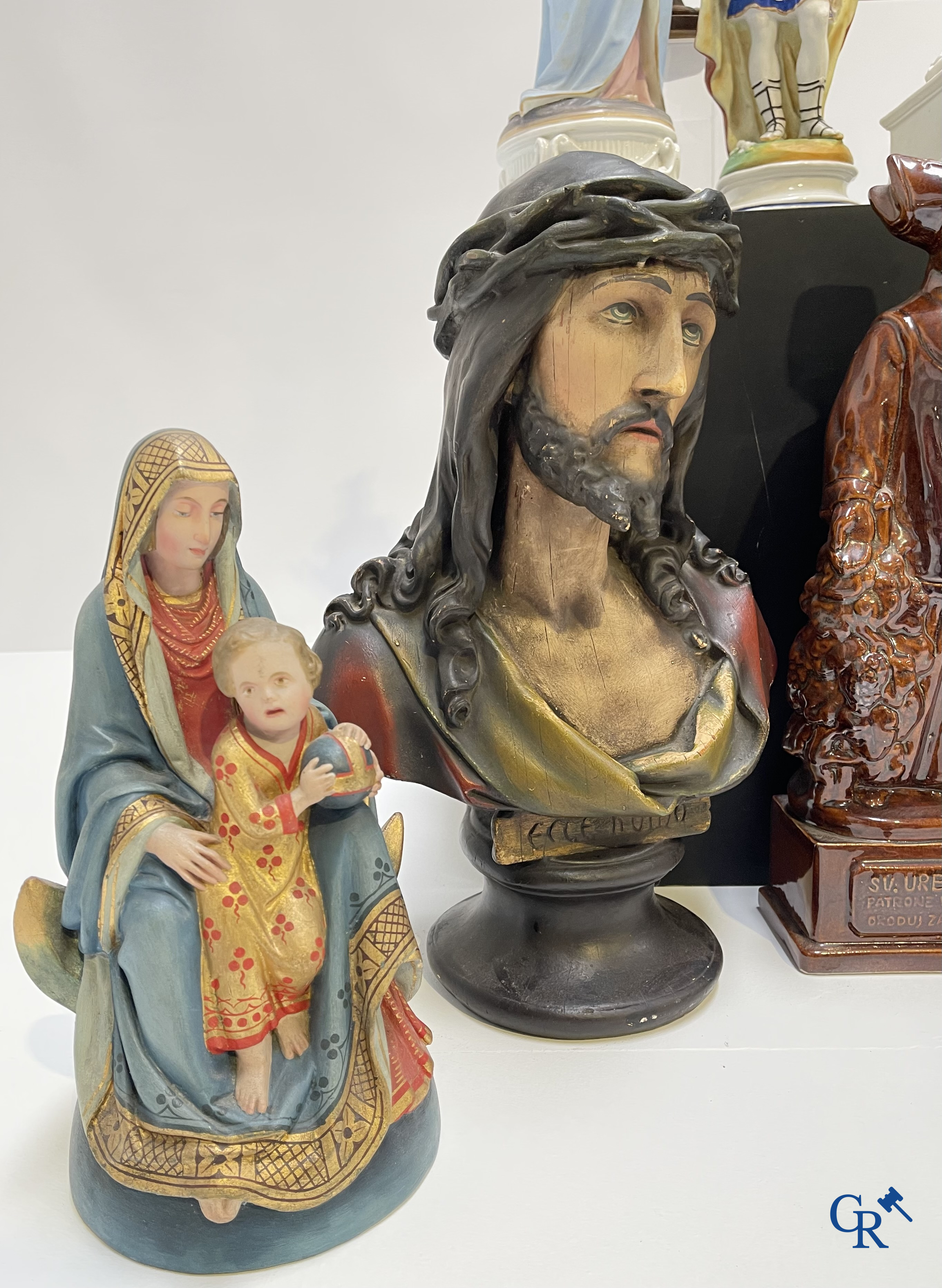 Religieuze objecten. Een groot lot heiligenbeelden in biscuit, hout, faience en plaaster.