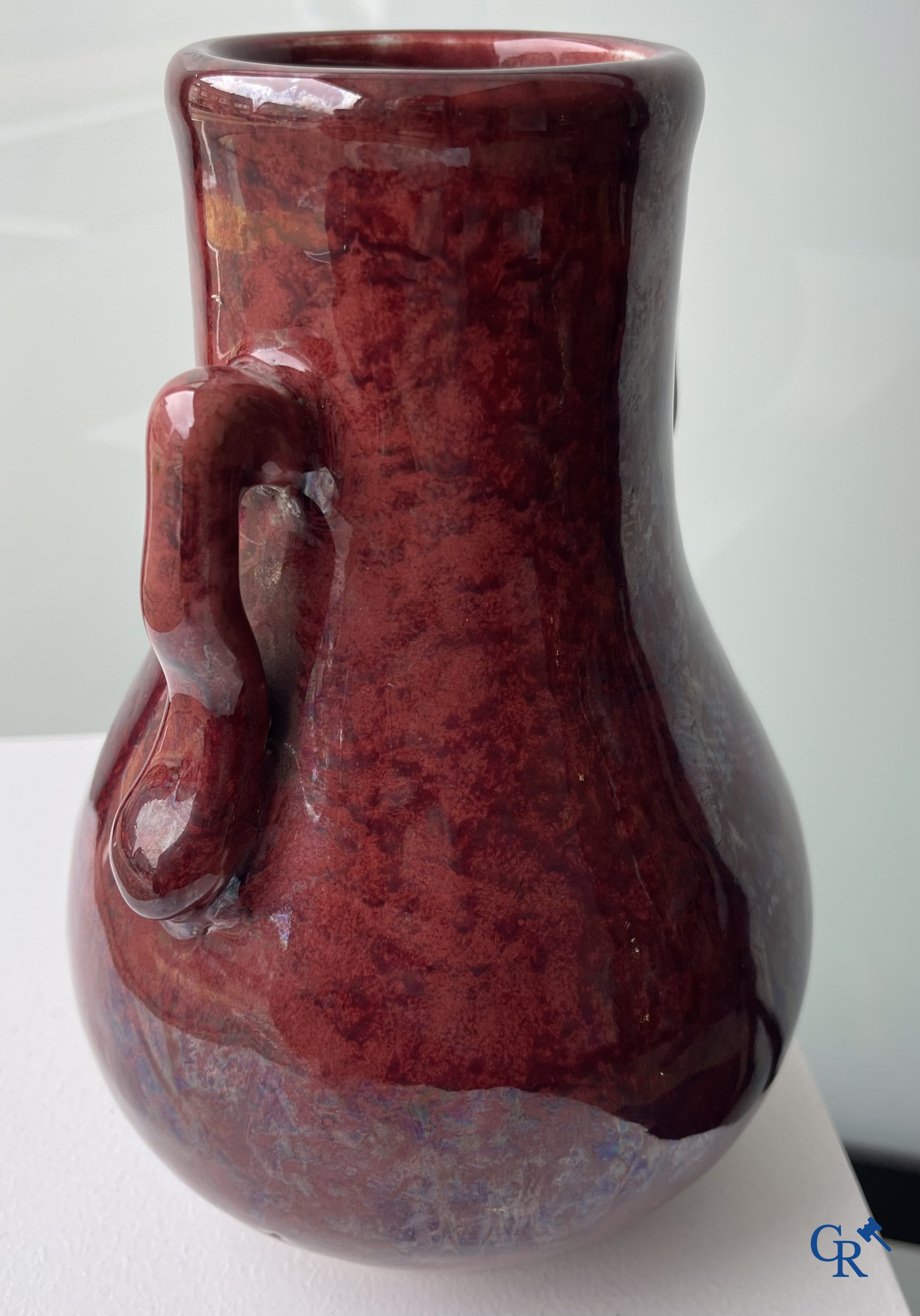 Aziatica. Een Chinese porseleinen Sang de boeuf vaas. 19e eeuw.