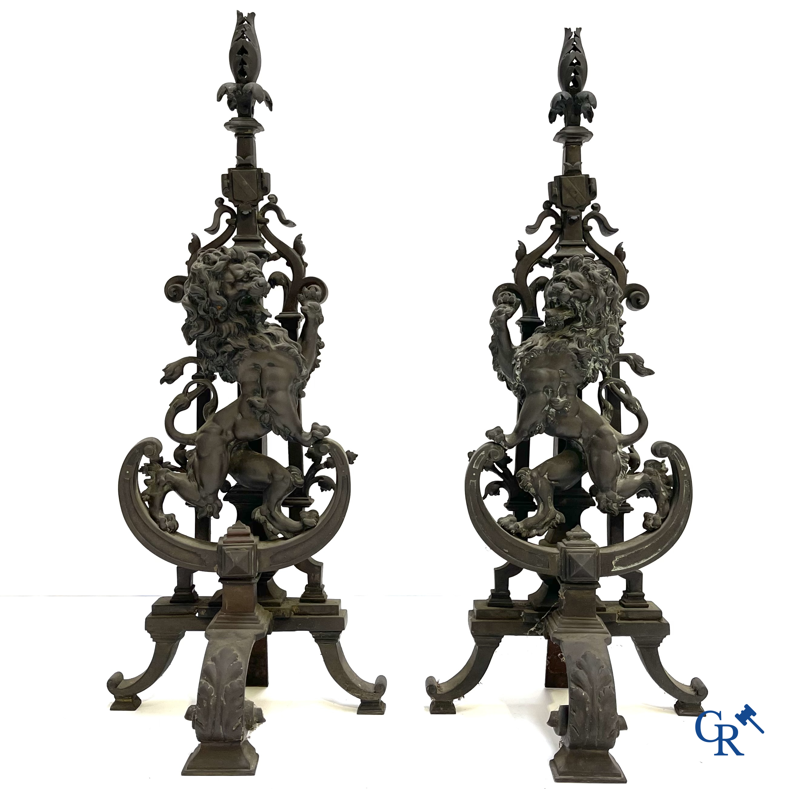 Paar bronzen haardstukken met leeuwen. 19e eeuw.