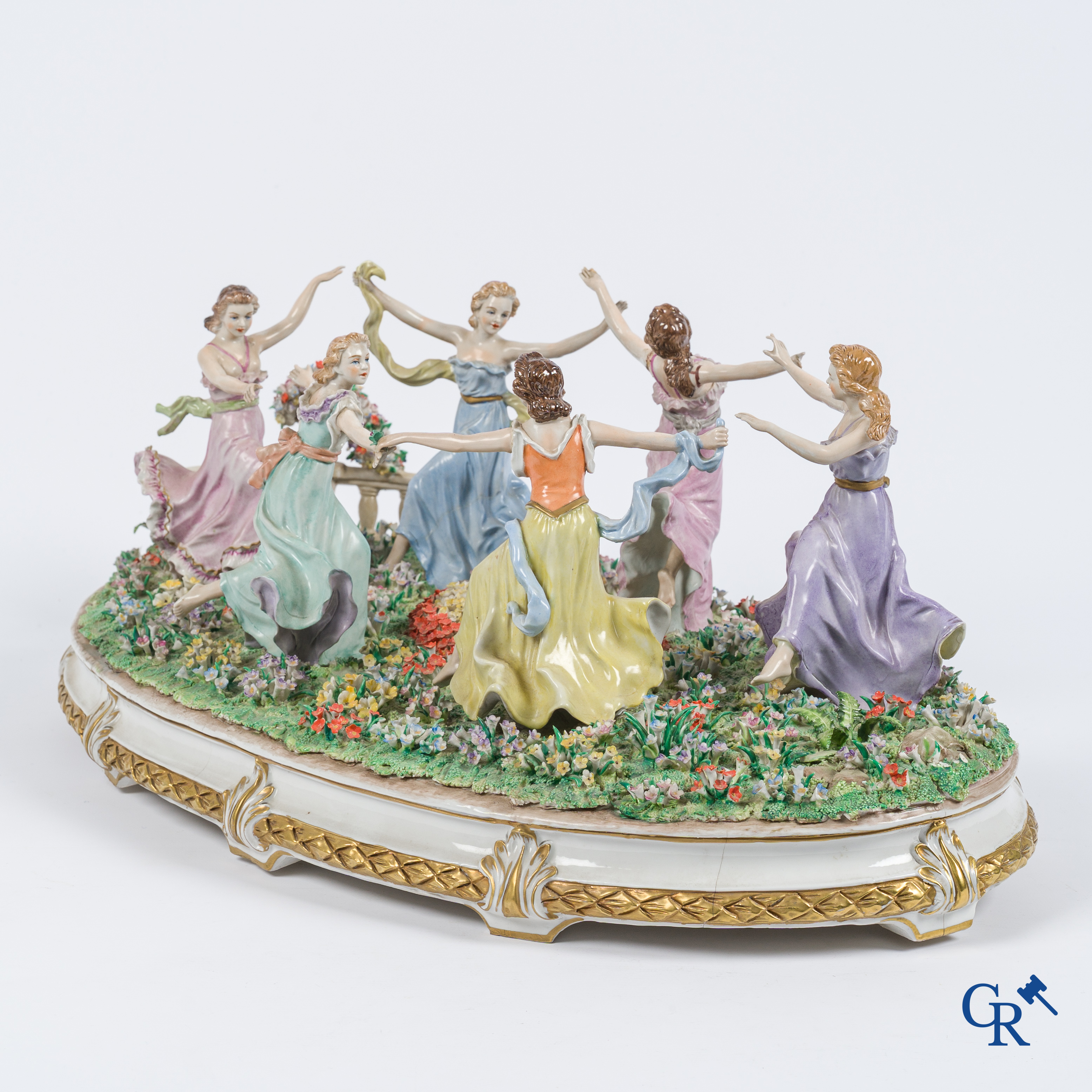 Duits porselein. Grote groep in Saksisch porselein. Dansende dames. Gesigneerd Sitzendorf.