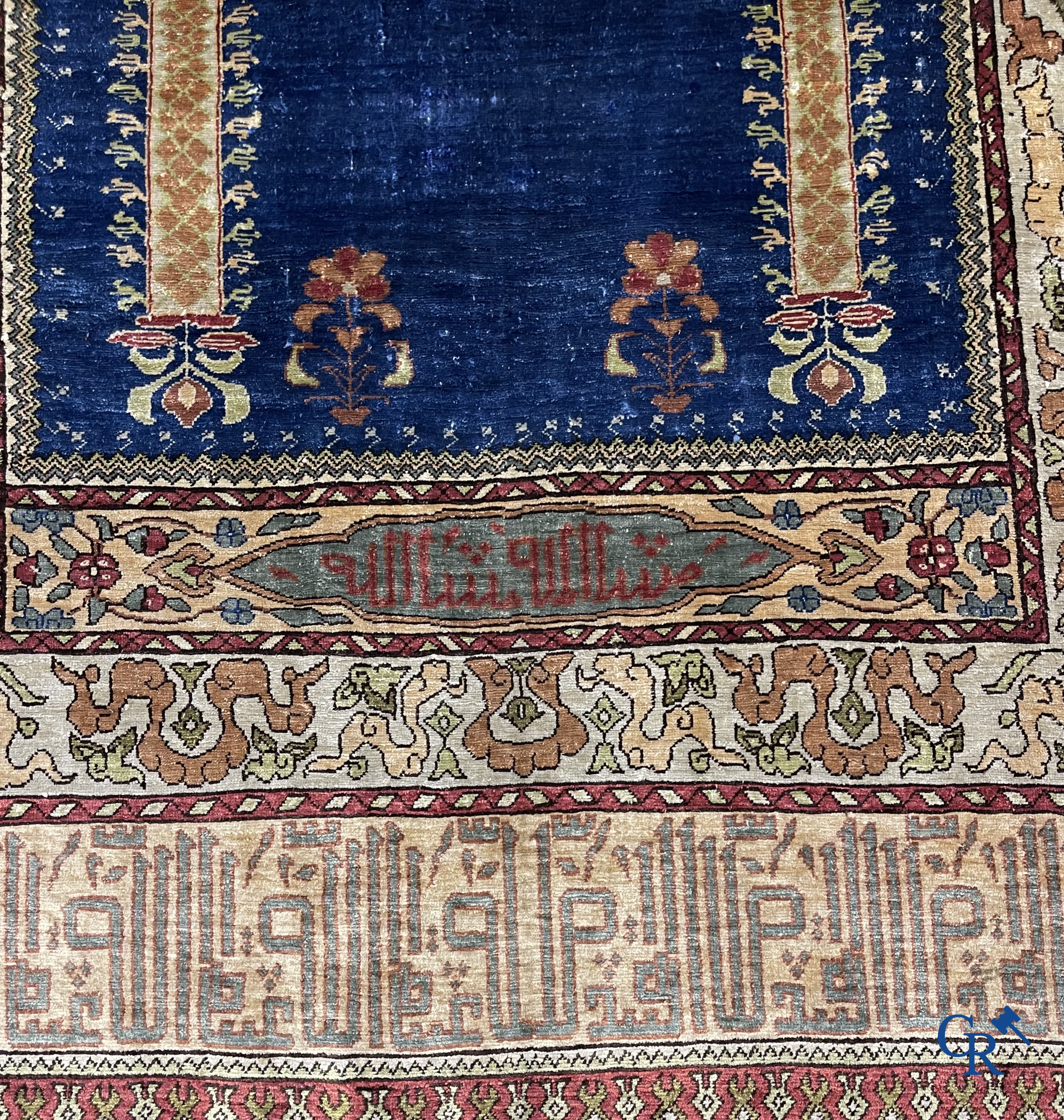 Oosterse tapijten. Een uiterst fijn handgeknoopt zijden tapijt met inscripties en gouddraad. Gesigneerd.