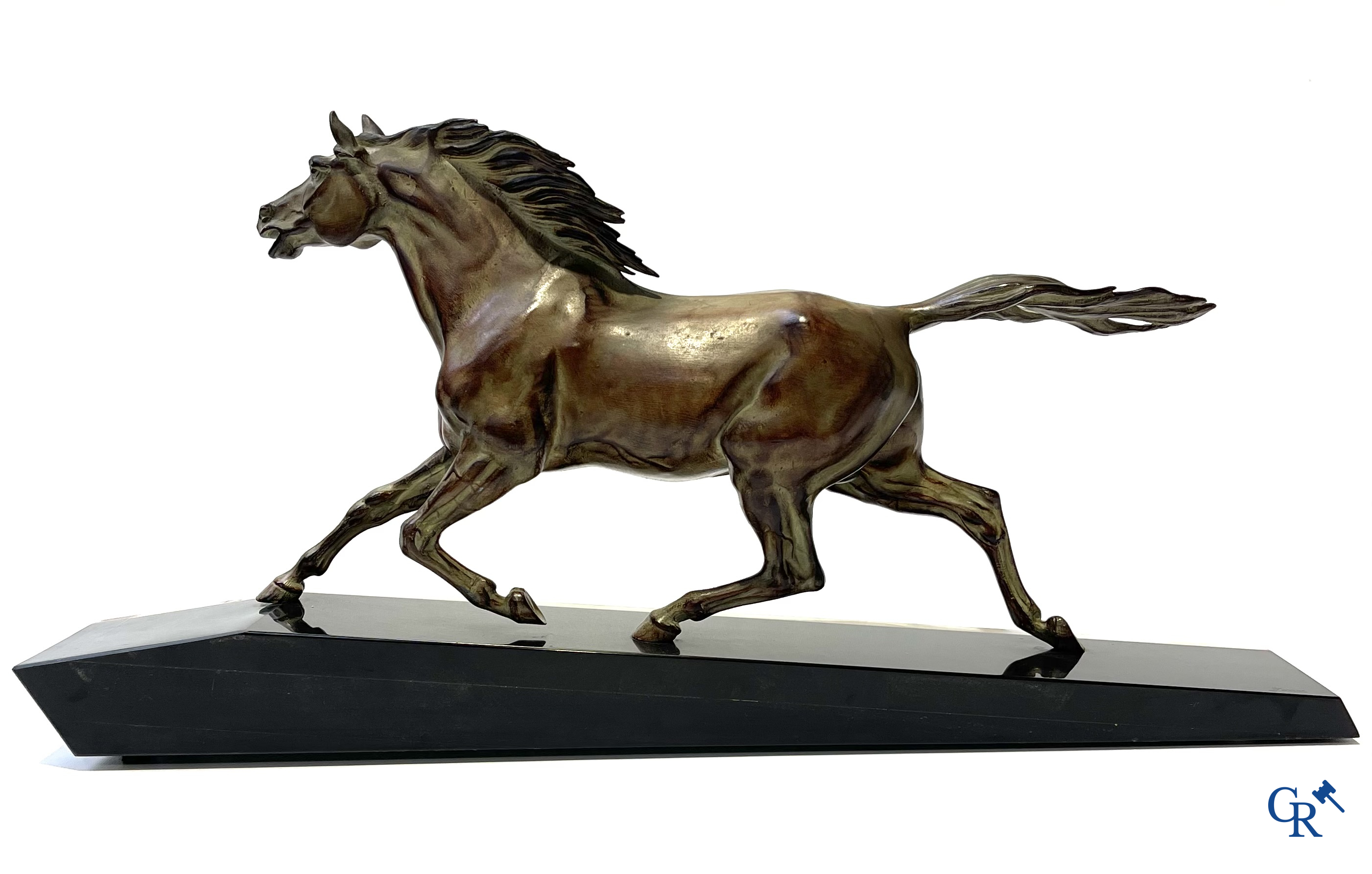 Voorstelling van een lopend paard op een sokkel in zwarte marmer en onyx. Gesigneerd Jonce.