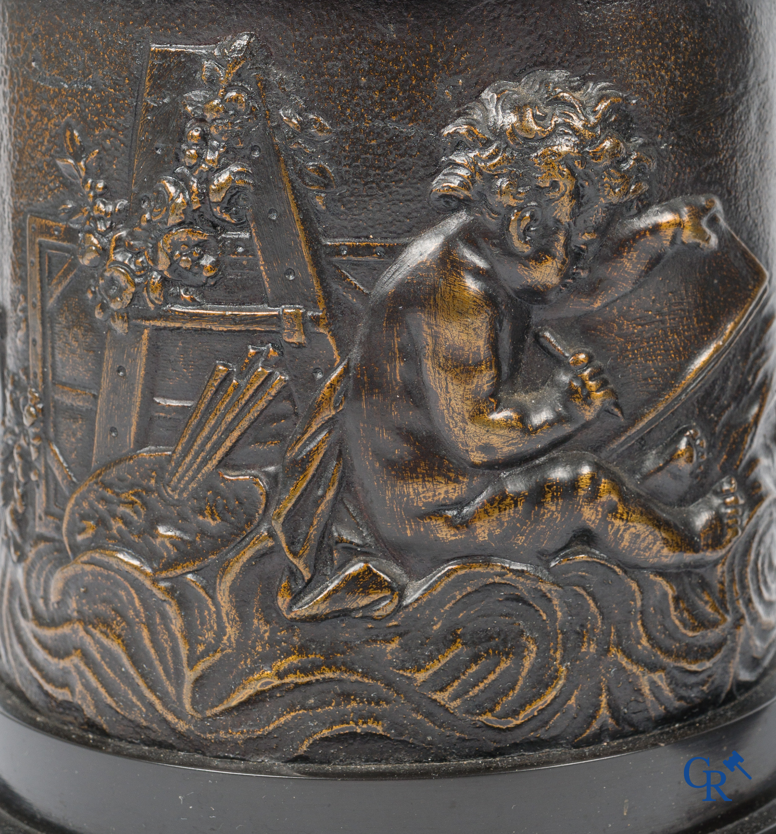 Een paar imposante bronzen beelden in de antieke stijl naar een model van Jean De Bologne.